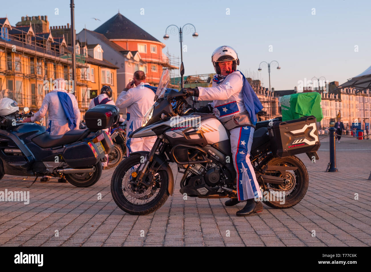 Aberystwyth, Wales. 04 Mai, 2019. Einige der 50 Motorradfahrer, alle verkleidet als ikonische stunt Rider 'Evel Kneivel' in Aberystwyth eine Dämmerung ankommen als Teil ihrer jährlichen Charity fund raising Fahrt rund um Wales. Jetzt im 8. Jahr, die Biker Start und Ziel in Wrexham und 5 Tage dauern, die 1070 km perimiter von Wales zu fahren, Geld für Macmillan Cancer Support, endend am Feiertag Montag Credit: Keith Morris/Alamy leben Nachrichten Stockfoto