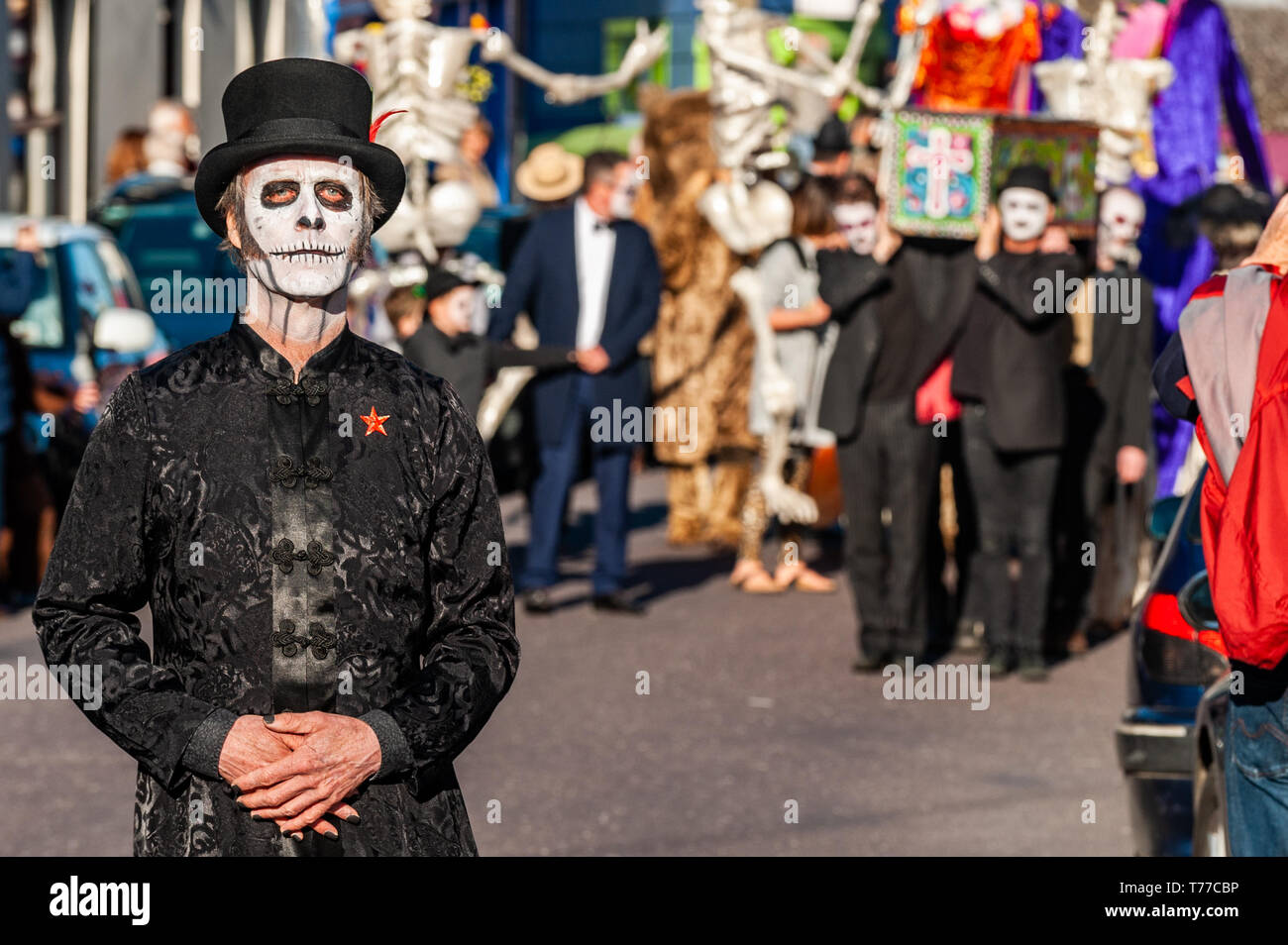 Ballydehob, West Cork, Irland. 4. Mai, 2019. Der Stil von New Orleans Jazz Beerdigung fand heute Abend im Rahmen der jährlichen Ballydehob Jazz Festival. Die Parade macht seinen Weg bis Ballydehob Hauptstraße. Credit: Andy Gibson/Alamy Leben Nachrichten. Stockfoto