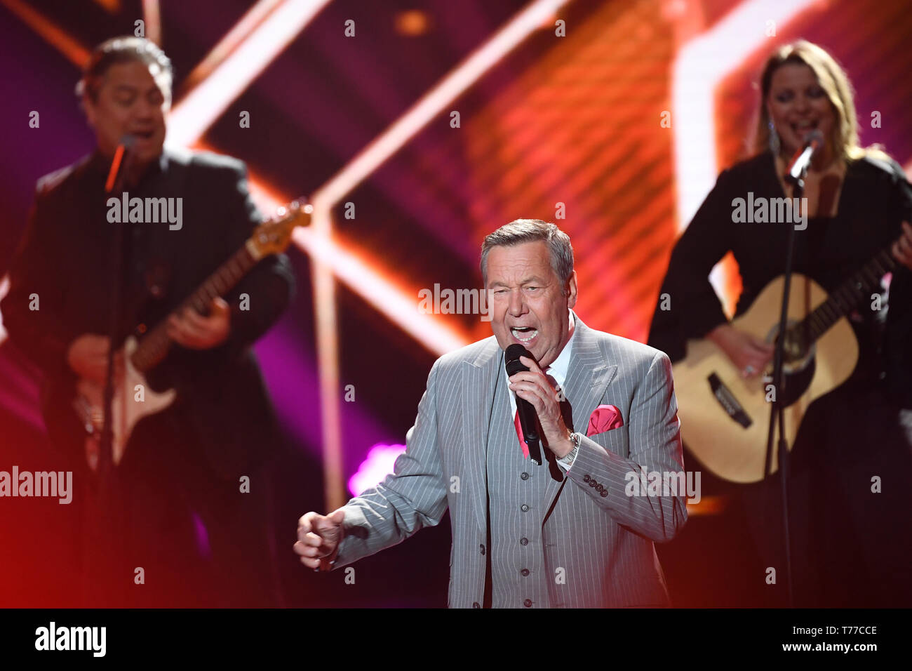 Berlin, Deutschland. 04 Mai, 2019. Roland Kaiser singt bei der Show "Willkommen bei Carmen Nebel". Der Carmen Nebel Show feiert sein 15-jähriges Bestehen. Quelle: Britta Pedersen/dpa-Zentralbild/dpa/Alamy leben Nachrichten Stockfoto