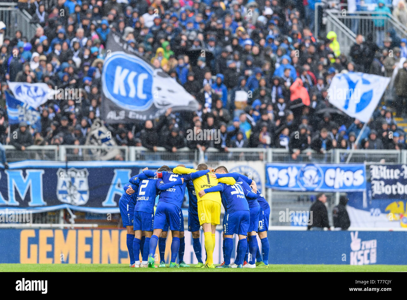 Karlsruhe, Deutschland. 04 Mai, 2019. Das Team des KSC schwört. GES/Fußball/3. Liga: Karlsruher SC - SG Sonnenhof Grossaspach, 4. Mai 1919 - Fußball 3. Division: Karlsruher SC vs SG Sonnenhof Grossaspach, Karlsruhe, Mai 04, 2019 - | Verwendung der weltweiten Kredit: dpa/Alamy leben Nachrichten Stockfoto