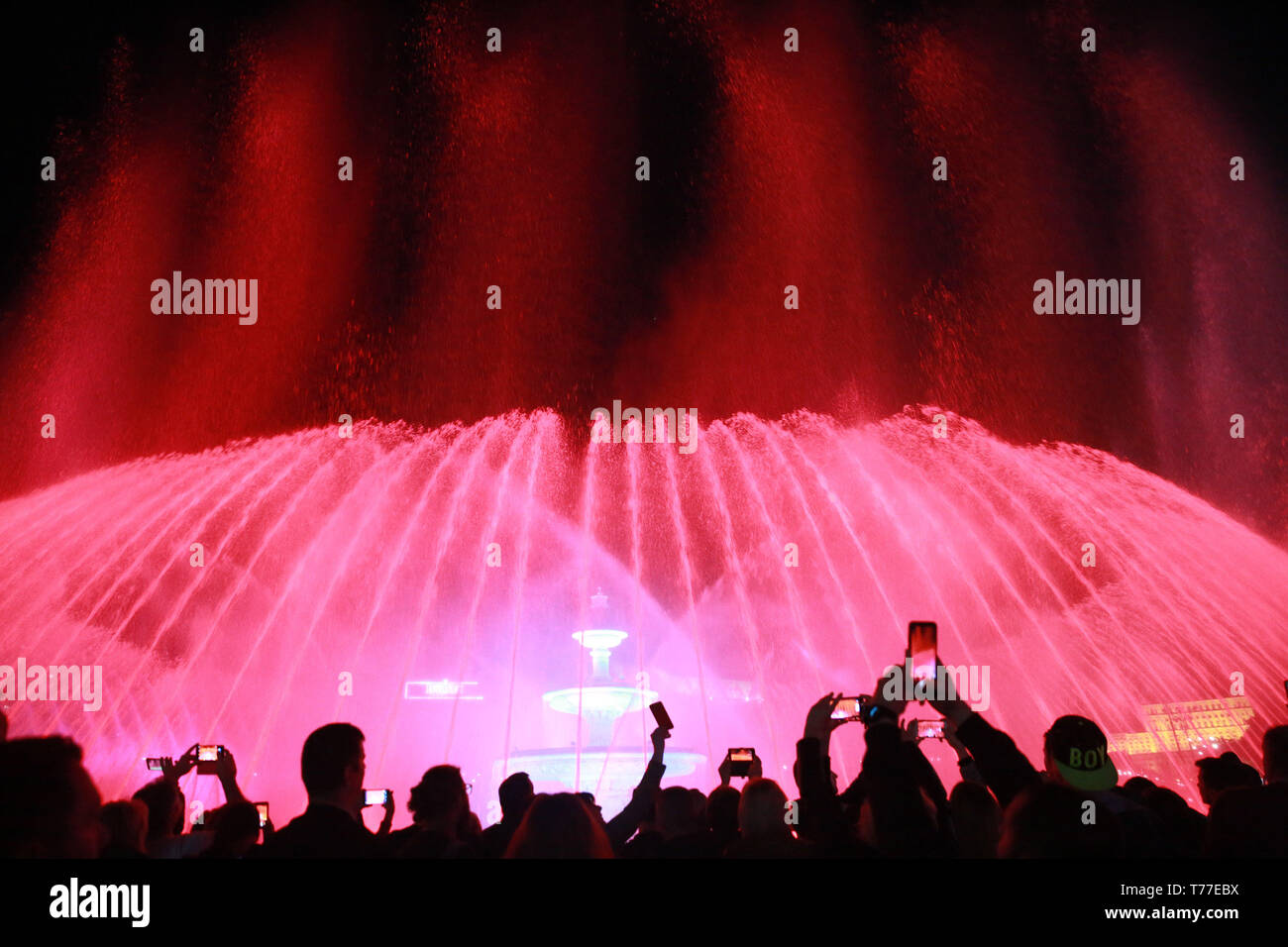 Bukarest, Rumänien. 4. Mai, 2019. Die Menschen sehen ein Multimedia am Brunnen in Union Square in Bukarest, Rumänien, Mai 4, 2019. Tausende von Menschen genossen die Show am Samstag nach der Brunnen wieder eröffnet. Credit: Gabriel Petrescu/Xinhua/Alamy leben Nachrichten Stockfoto