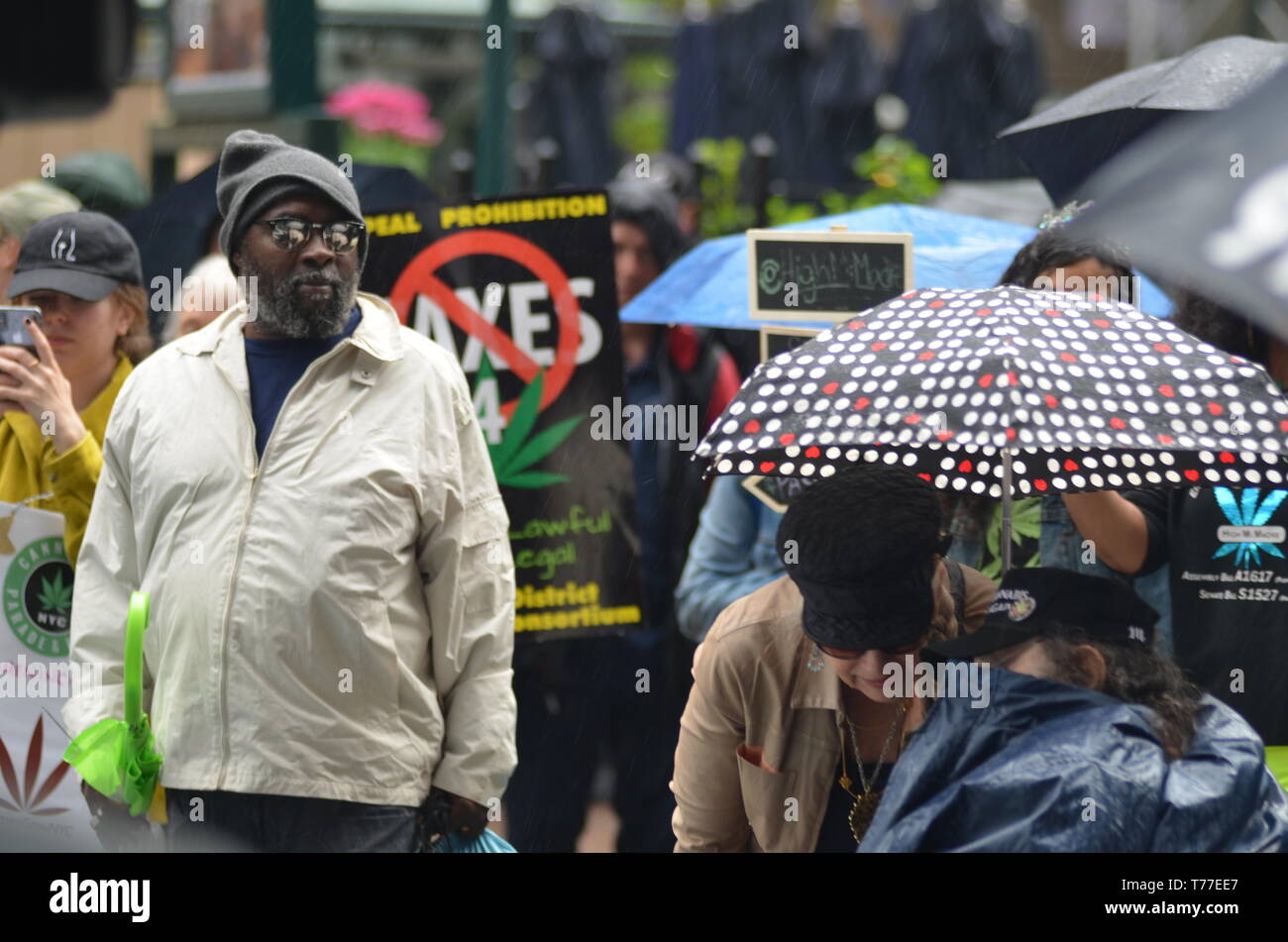 New York, NY, USA. 4. Mai, 2019. Marihuana Aktivisten sehen hören Reden während der Parade. Jährliche Cannabis Parade in New York City. Die Parade begann im Herald Square an der 34. Straße mit einem Marsch den Broadway hinunter zum Union Square. Die NYC Cannabis Parade und Kundgebung ist Teil der globalen Marihuana März, die am ersten Samstag im Mai an verschiedenen Standorten rund um die Welt statt zu fördern, erziehen und Fürsprecher Cannabis Kultur durch verschiedene Arten von Programmen. Credit: Ryan Rahman/SOPA Images/ZUMA Draht/Alamy leben Nachrichten Stockfoto