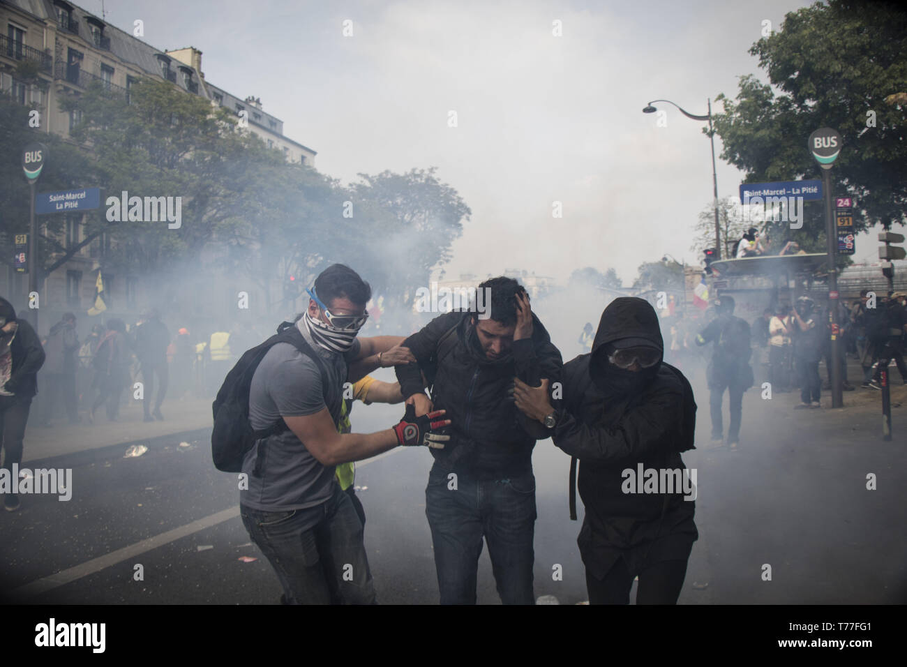 Paris, Frankreich. Mai, 2019. Gelbe Weste (deWalt-arbeitskleidung jaunes) Demonstranten Zusammentreffen mit Polizei während der traditionellen Tag der Gewerkschaft März. (Bild: © Elyxandro Cegarra/NurPhoto über ZUMA Drücken) Stockfoto