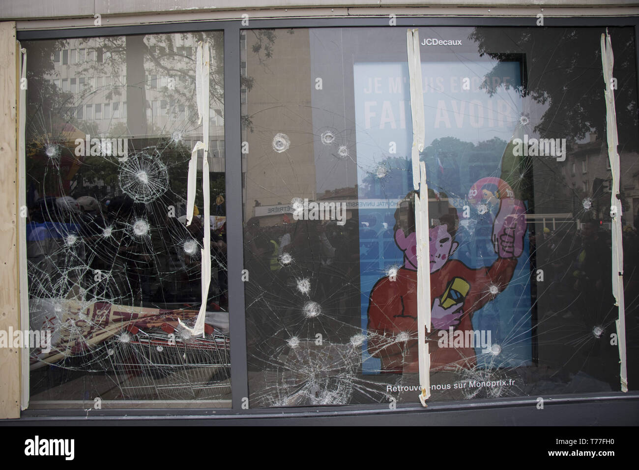 Paris, Frankreich. Mai, 2019. Gelbe Weste (deWalt-arbeitskleidung jaunes) Demonstranten Zusammentreffen mit Polizei während der traditionellen Tag der Gewerkschaft März. (Bild: © Elyxandro Cegarra/NurPhoto über ZUMA Drücken) Stockfoto