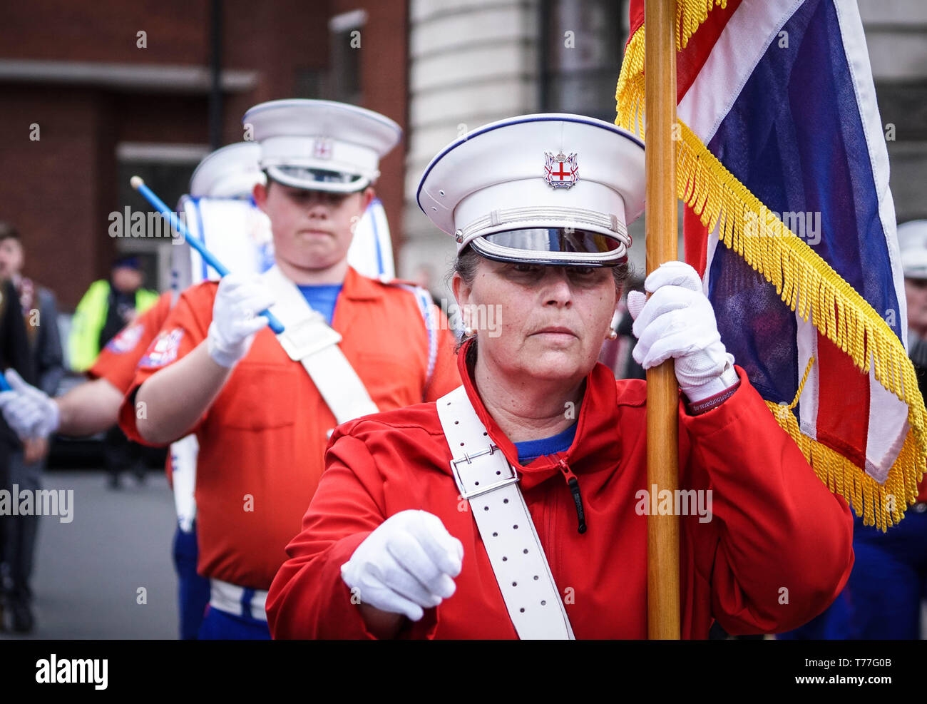 Manchester, Großbritannien. 04 Mai, 2019. Amy offizielle gesehen marschieren mit einer Flagge. Tausende Menschen haben in einer solidarität März in Unterstützung für die Veteranen in Nordirland. Credit: SOPA Images Limited/Alamy leben Nachrichten Stockfoto