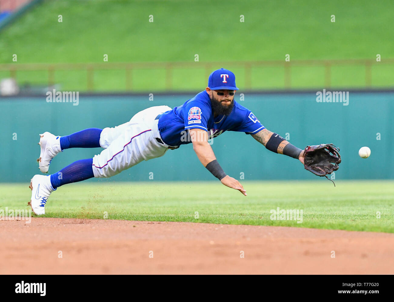 Texas, USA. 04 Mai, 2019. Texas Rangers zweiter Basisspieler Rougned Geruch #12 Macht eine Tauchen versuchen vergeblich, während ein MLB Spiel zwischen den Toronto Blue Jays und der Texas Rangers bei Globe Life Park in Arlington, TX Texas besiegte Toronto 8-5 Credit: Cal Sport Media/Alamy leben Nachrichten Stockfoto