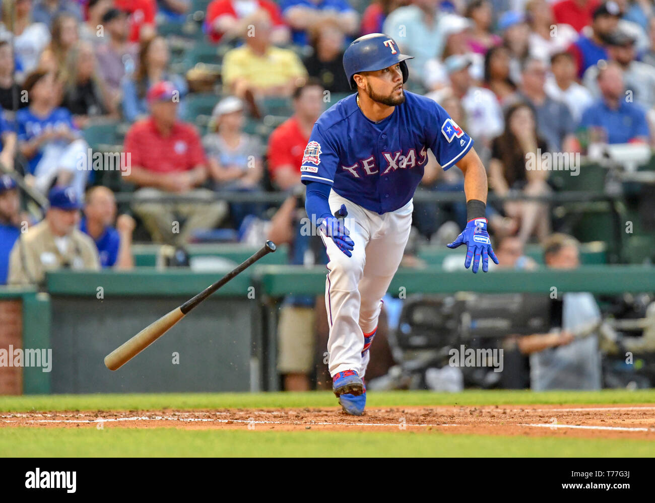 Texas, USA. 04 Mai, 2019. Texas Rangers catcher Isiah Kiner-Falefa #9 Hits ein 3 run Triple in der Unterseite des zweiten Inning bei einem MLB Spiel zwischen den Toronto Blue Jays und der Texas Rangers bei Globe Life Park in Arlington, TX Texas besiegte Toronto 8-5 Credit: Cal Sport Media/Alamy leben Nachrichten Stockfoto