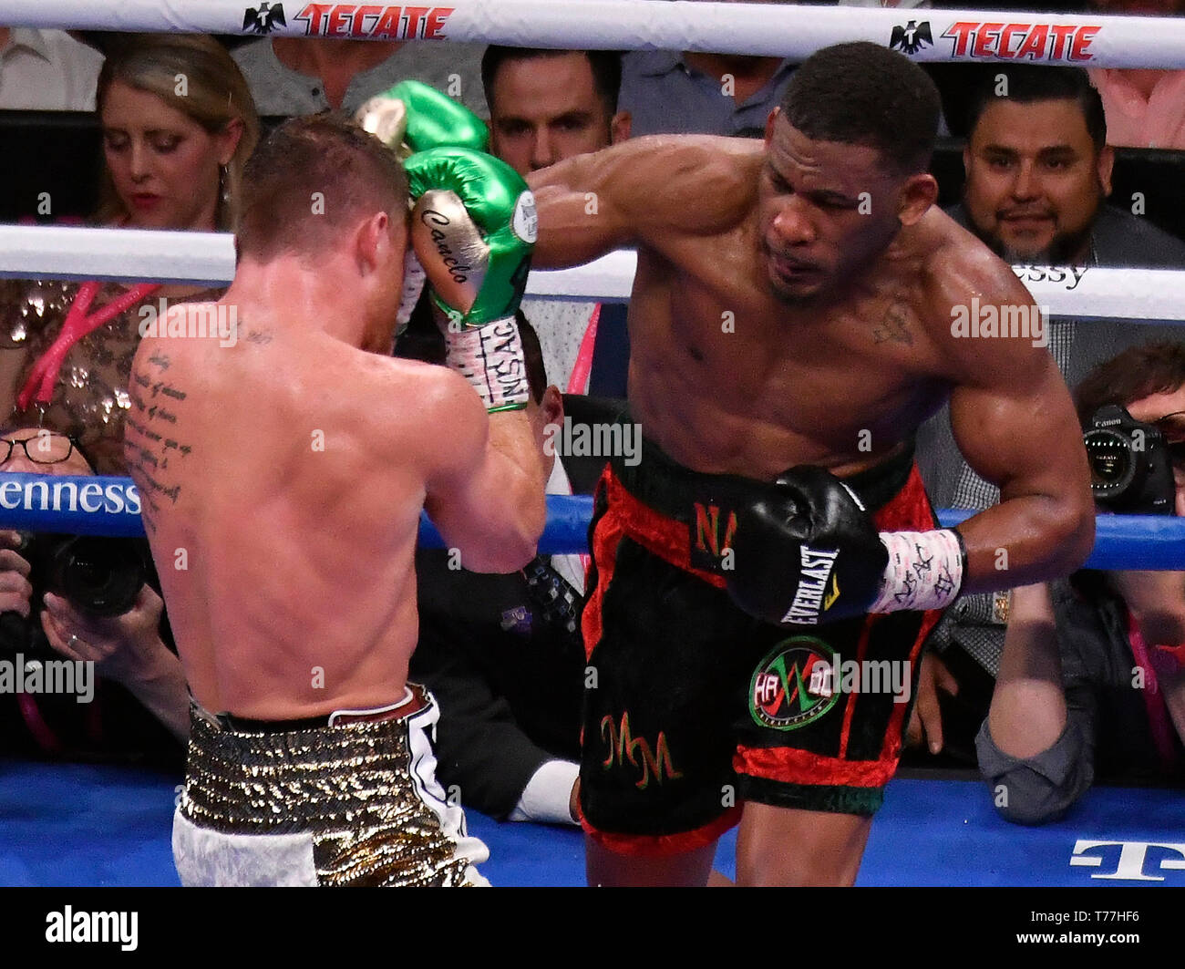 Las Vegas, USA. 04 Mai, 2019. (In Weiß-Amtsleitungen) Mexikos Canelo Alvarez geht 12 Umläufe mit Daniel Jacobs bei der T-Mobile Arena in Las Vegas NV. Samstag, April 4, 2019. Canelo Alvarez nahm der Gewinn durch einstimmige Entscheidung für die Weltmeisterschaft im Mittelgewicht. Foto von Gene Blevins/Beitrag Fotograf Credit: Gene Blevins/ZUMA Draht/Alamy Live News Credit: ZUMA Press, Inc./Alamy leben Nachrichten Stockfoto