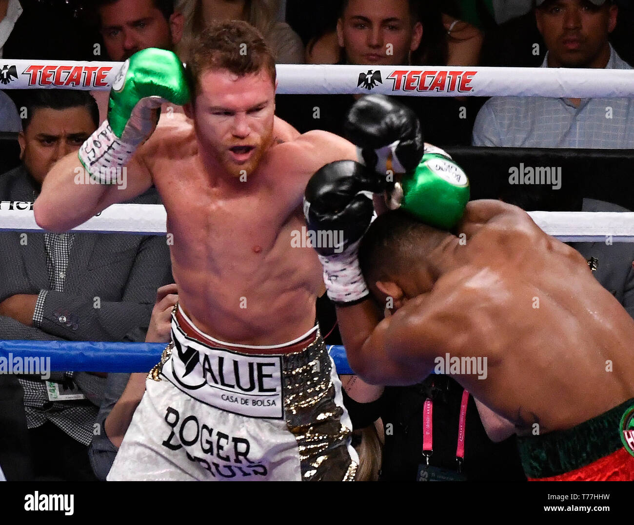 Las Vegas, USA. 04 Mai, 2019. (In Weiß-Amtsleitungen) Mexikos Canelo Alvarez geht 12 Umläufe mit Daniel Jacobs bei der T-Mobile Arena in Las Vegas NV. Samstag, April 4, 2019. Canelo Alvarez nahm der Gewinn durch einstimmige Entscheidung für die Weltmeisterschaft im Mittelgewicht. Foto von Gene Blevins/Beitrag Fotograf Credit: Gene Blevins/ZUMA Draht/Alamy Live News Credit: ZUMA Press, Inc./Alamy leben Nachrichten Stockfoto