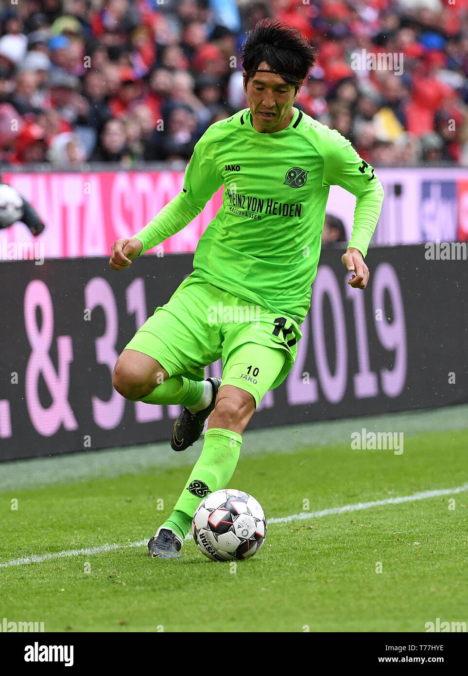 München, Deutschland. 04 Mai, 2019. München, Deutschland. 05 Mai, 2019. Fussball: Bundesliga, FC Bayern München - Hannover 96, 32. Spieltag in der Allianz Arena. Hannovers Genki Haraguchi spielt den Ball. Quelle: Angelika Warmuth/dpa - WICHTIGER HINWEIS: In Übereinstimmung mit den Anforderungen der DFL Deutsche Fußball Liga oder der DFB Deutscher Fußball-Bund, Es ist verboten zu verwenden oder verwendet Fotos im Stadion und/oder das Spiel in Form von Bildern und/oder Videos - wie Foto Sequenzen getroffen haben./dpa/Alamy Leben Nachrichten Quelle: dpa Picture alliance/Alamy leben Nachrichten Stockfoto