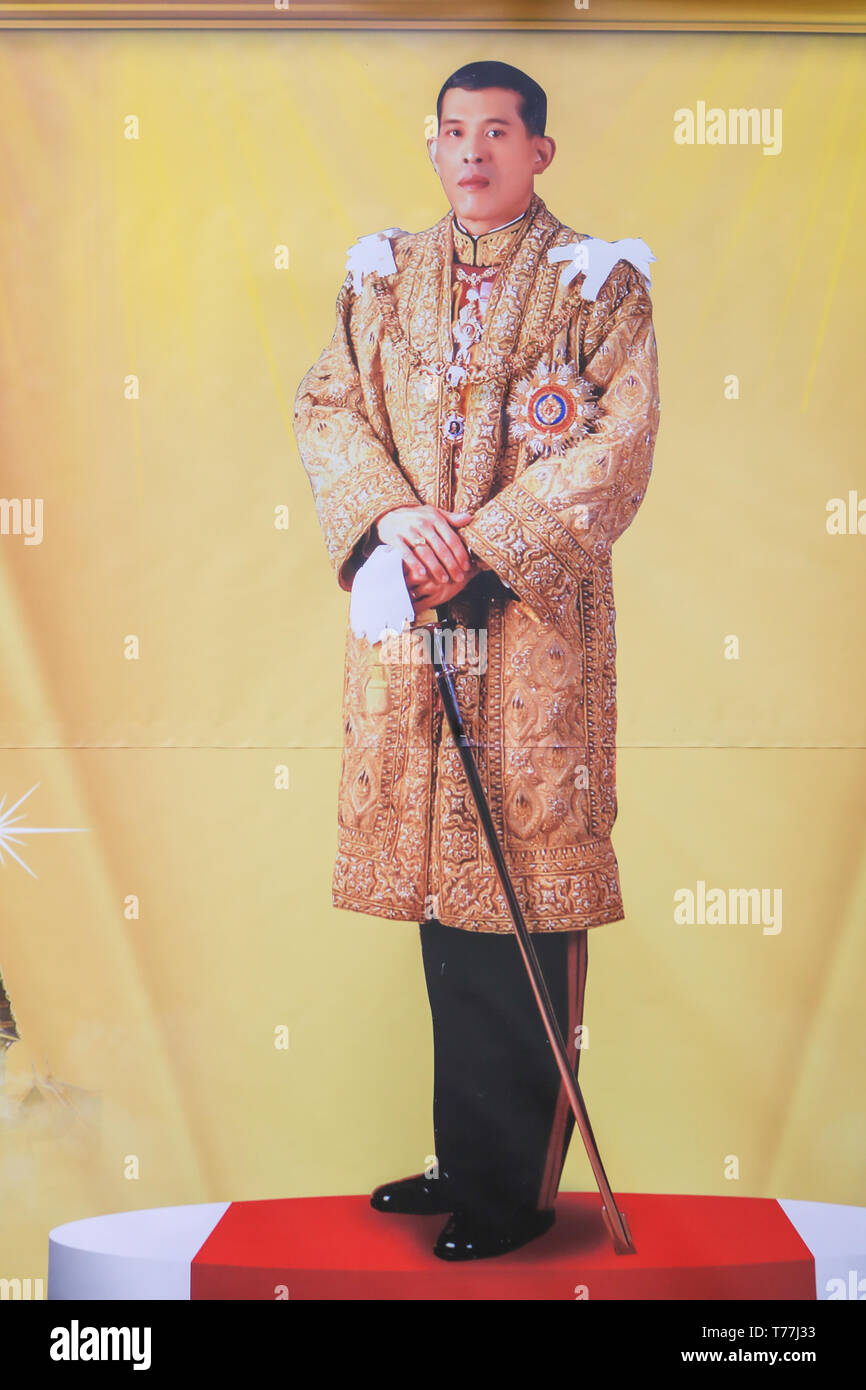 London, Großbritannien. 5. Mai 2019. Ein riesiges Poster Der frisch gekrönte Monarchen König Rama X von Thailand, Maha Vajiralongkorn am Wat Buddhapadipa buddhistischen Tempel in Wimbledon zu seiner Krönung Credit: Amer ghazzal/Alamy Live neue Feiern Stockfoto