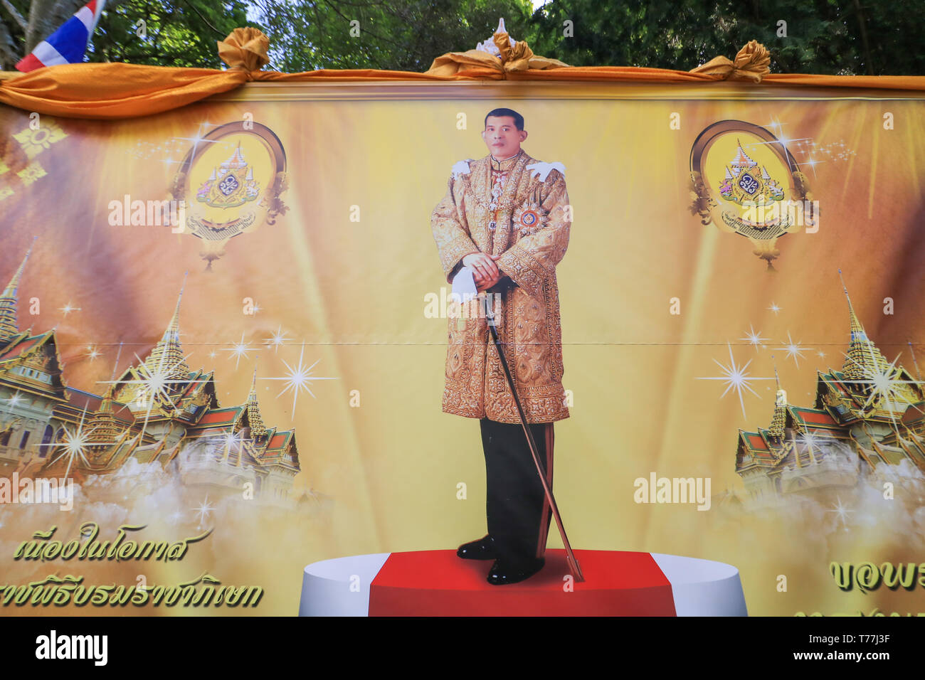 London, Großbritannien. 5. Mai 2019. Ein riesiges Poster Der frisch gekrönte Monarchen König Rama X von Thailand, Maha Vajiralongkorn am Wat Buddhapadipa buddhistischen Tempel in Wimbledon zu seiner Krönung Credit: Amer ghazzal/Alamy Live neue Feiern Stockfoto