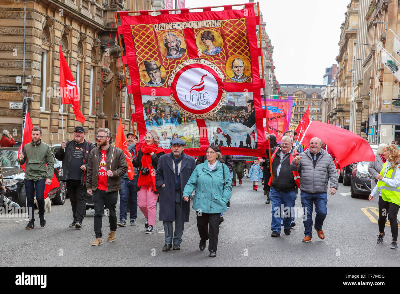 Glasgow, UK. 05 Mai, 2019. Vertreter und Beamten von zahlreichen Gewerkschaften und politischen Parteien nahmen an der traditionellen Tag der Parade durch das Stadtzentrum von Glasgow. Die Parade wurde durch eine Pipe Band und Brass Band led vor dem Abschluss auf dem George Square. Credit: Findlay/Alamy leben Nachrichten Stockfoto