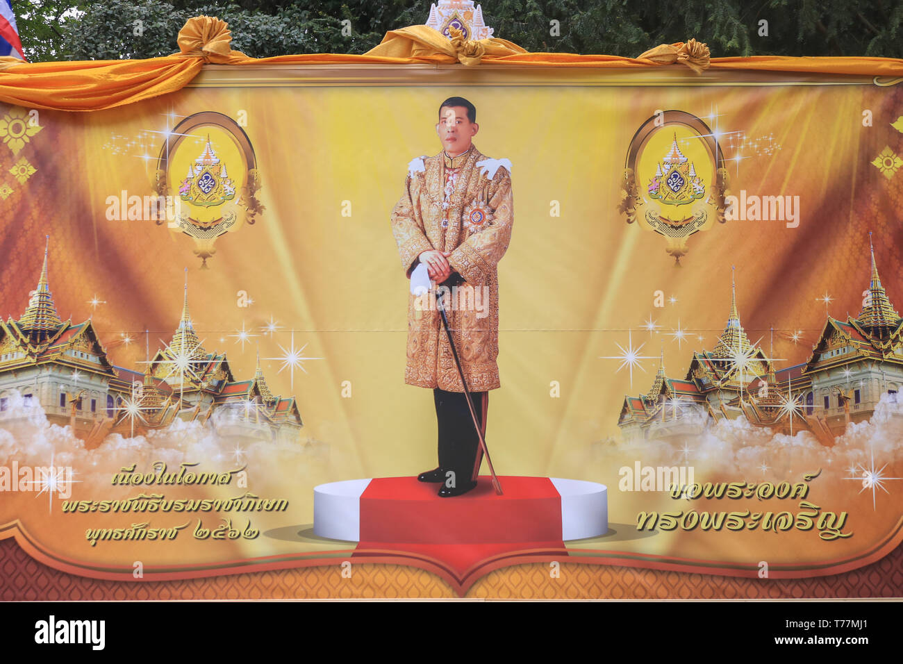 London, Großbritannien. 5. Mai 2019. Ein riesiges Poster Der frisch gekrönte Monarchen König Rama X von Thailand, Maha Vajiralongkorn am Wat Buddhapadipa buddhistischen Tempel in Wimbledon zu seiner Krönung Credit: Amer ghazzal/Alamy Live neue Feiern Stockfoto