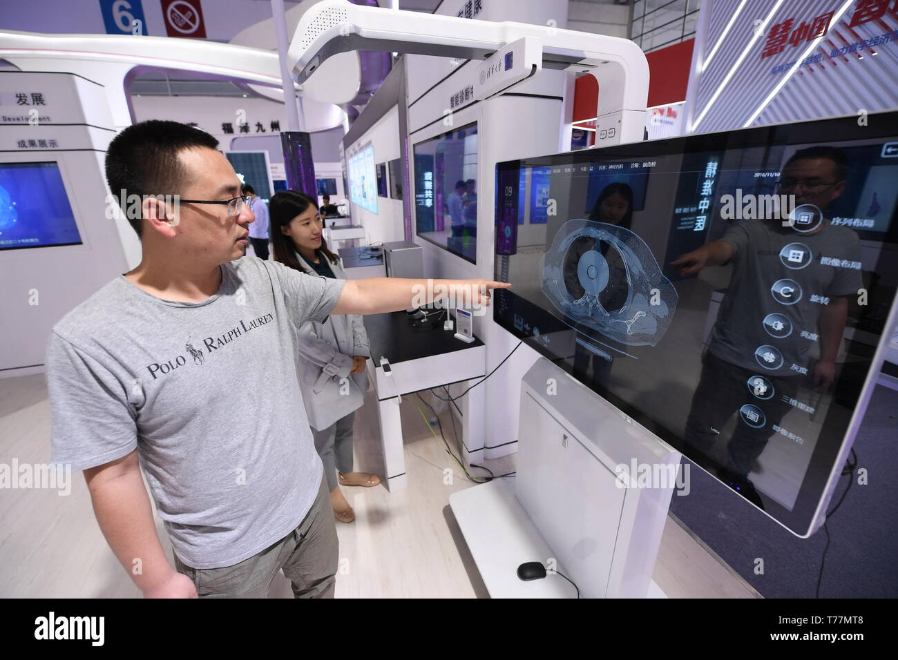 Fuzhou, Provinz Fujian in China. 5 Mai, 2019. Ein Mitarbeiter von Tsinghua-Fuzhou Institut für Datentechnik zeigt eine multi-modale interaktives System, das medizinische Bilder anzeigen, die am 2. Digital China Ausstellung in Fuzhou, Provinz Fujian im Südosten Chinas, 5. Mai 2019. Die 2 Digital China Ausstellung läuft vom 5. Mai bis 9 auf der Fuzhou Straße Internationale Konferenz- und Ausstellungszentrum. Credit: Lin Shanchuan/Xinhua/Alamy leben Nachrichten Stockfoto