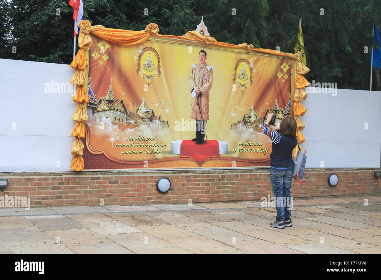 London, Großbritannien. 5. Mai 2019. Ein riesiges Poster Der frisch gekrönte Monarchen König Rama X von Thailand, Maha Vajiralongkorn am Wat Buddhapadipa buddhistischen Tempel in Wimbledon zu seiner Krönung Credit: Amer ghazzal/Alamy Live neue Feiern Stockfoto