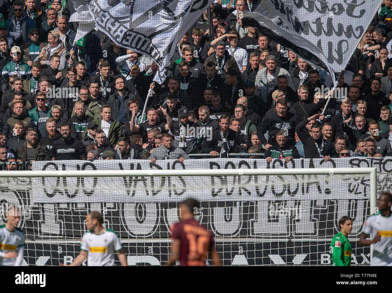 Heulende MG Fans mit einem Plakat "Quo vadis Borussia", protestieren. Fussball 1. Fussballbundesliga, 32. Spieltag, Borussia Mönchengladbach (MG) - TSG 1899 Hoffenheim (1899), am 04.05.2019, Borussia Mönchengladbach/Deutschland. ##DFL-Bestimmungen verbieten die Verwendung von Fotografien als Bildsequenzen und/oder quasi-Video## © Fotoagentur Sven Simon GmbH & Co. KG Drücken Sie die Taste Foto # Prinzess-Luise-Str. 41#45479 M uelheim/Ruhr # Tel. # 0208/9413250 Fax. # 0208/9413260 # GLS Bank BLZ 430 609 67 # Kto. 4030 025 100 # IBAN DE 75 4306 0967 4030 0251 00# BIC GENODEM1GLS#www.svensimon.net. Stockfoto