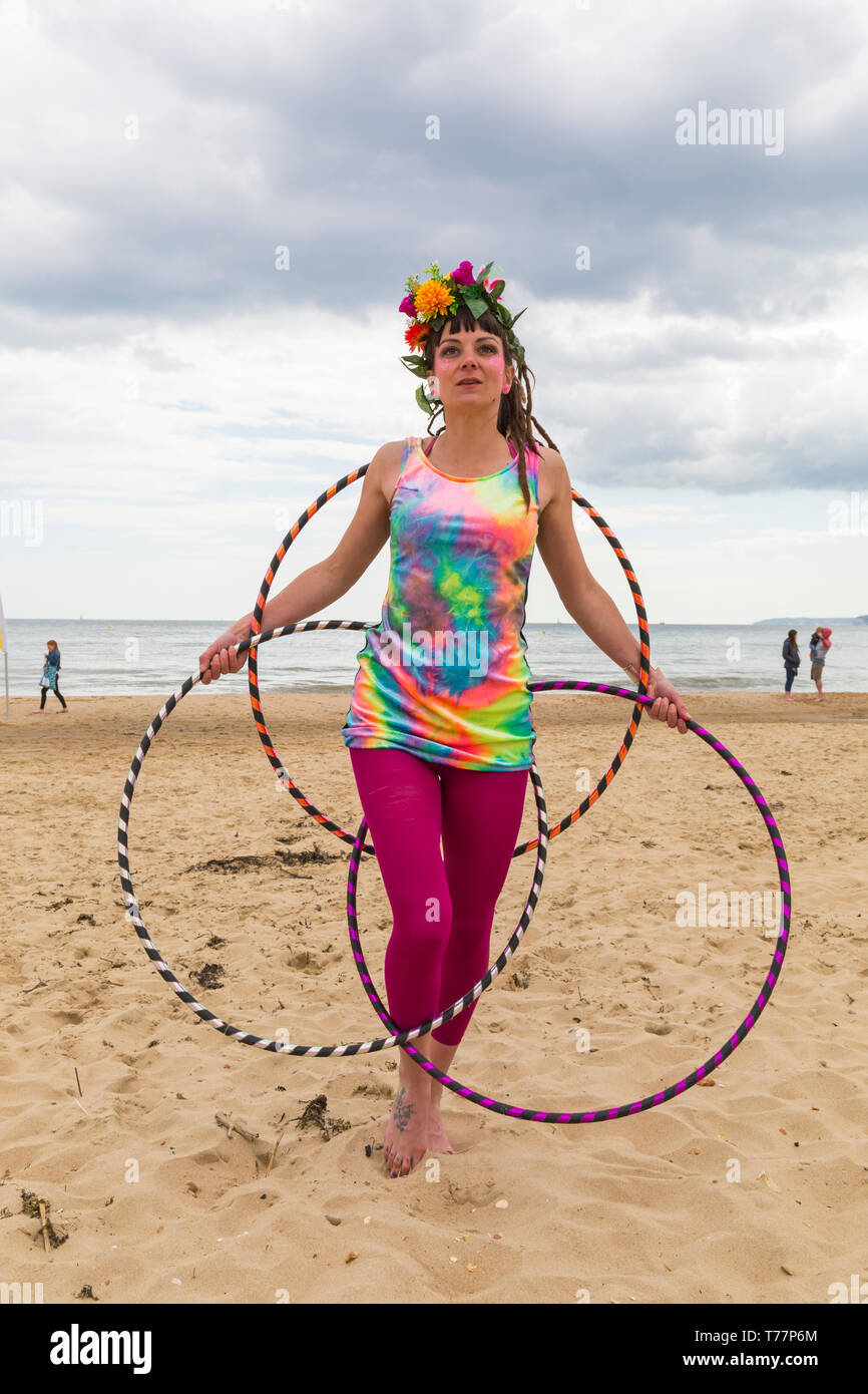 Boscombe, Bournemouth, Dorset, Großbritannien. 5. Mai 2019. Bournemouth Emerging World Fringe (BEAF) Festival zieht Besucher an Boscombe. Reefiesta Urban Reef tropische Tiki Übernahme - Lottie Lucid mit ihr Hula Hoops. Credit: Carolyn Jenkins/Alamy leben Nachrichten Stockfoto