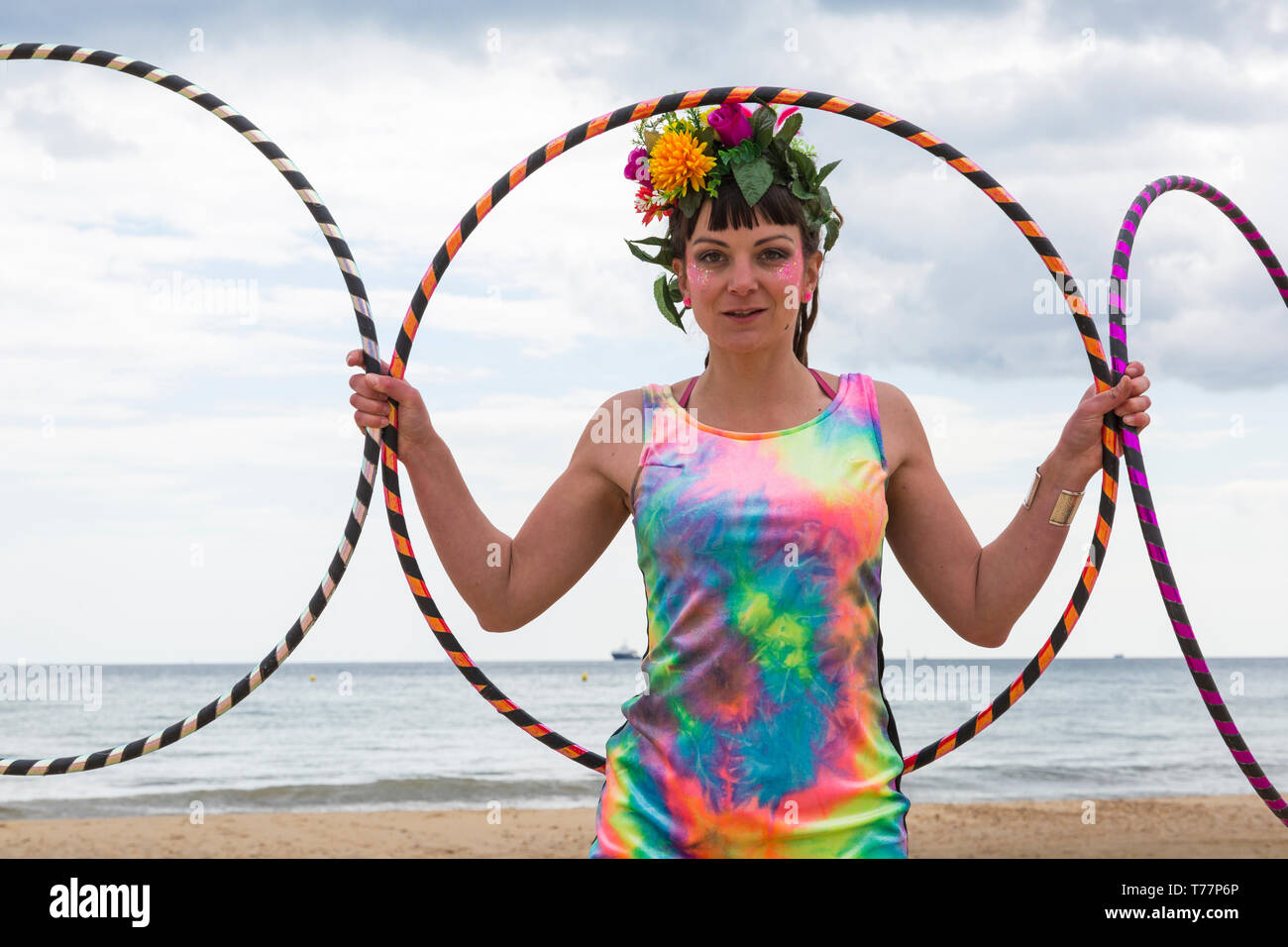 Boscombe, Bournemouth, Dorset, Großbritannien. 5. Mai 2019. Bournemouth Emerging World Fringe (BEAF) Festival zieht Besucher an Boscombe. Reefiesta Urban Reef tropische Tiki Übernahme - Lottie Lucid mit ihr Hula Hoops. Credit: Carolyn Jenkins/Alamy leben Nachrichten Stockfoto