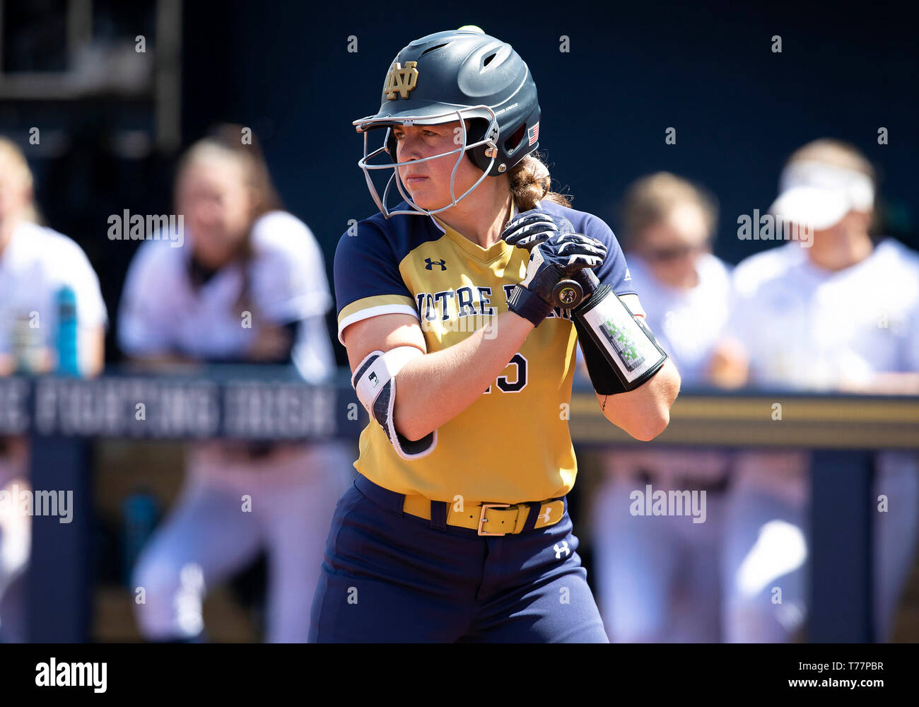 South Bend, Indiana, USA. 04 Mai, 2019. Notre Dame rechter Feldspieler Emma Clark (15) at bat während der NCAA Softball Spiel Action zwischen der Georgia Tech Yellow Jackets und die Notre Dame Fighting Irish im Melissa Koch Stadion in South Bend, Indiana. Notre Dame besiegte Georgia Tech 7-0. Johann Mersits/CSM/Alamy leben Nachrichten Stockfoto