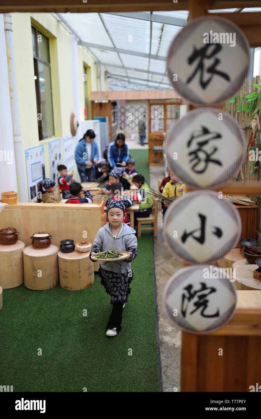 Tongren, Chinas Provinz Guizhou. 5 Mai, 2019. Kinder helfen, festival Küche die bevorstehende "STADTBEZIRK", oder Anfang des Sommers, in einem Kindergarten in Yuping Dong autonomen Grafschaft Mark, im Südwesten Chinas Provinz Guizhou, 5. Mai 2019. Marken Stadtbezirk siebenten solar Bezeichnung auf dem chinesischen Mondkalender kennzeichnet den Beginn des Sommers. Credit: Hu Panxue/Xinhua/Alamy leben Nachrichten Stockfoto