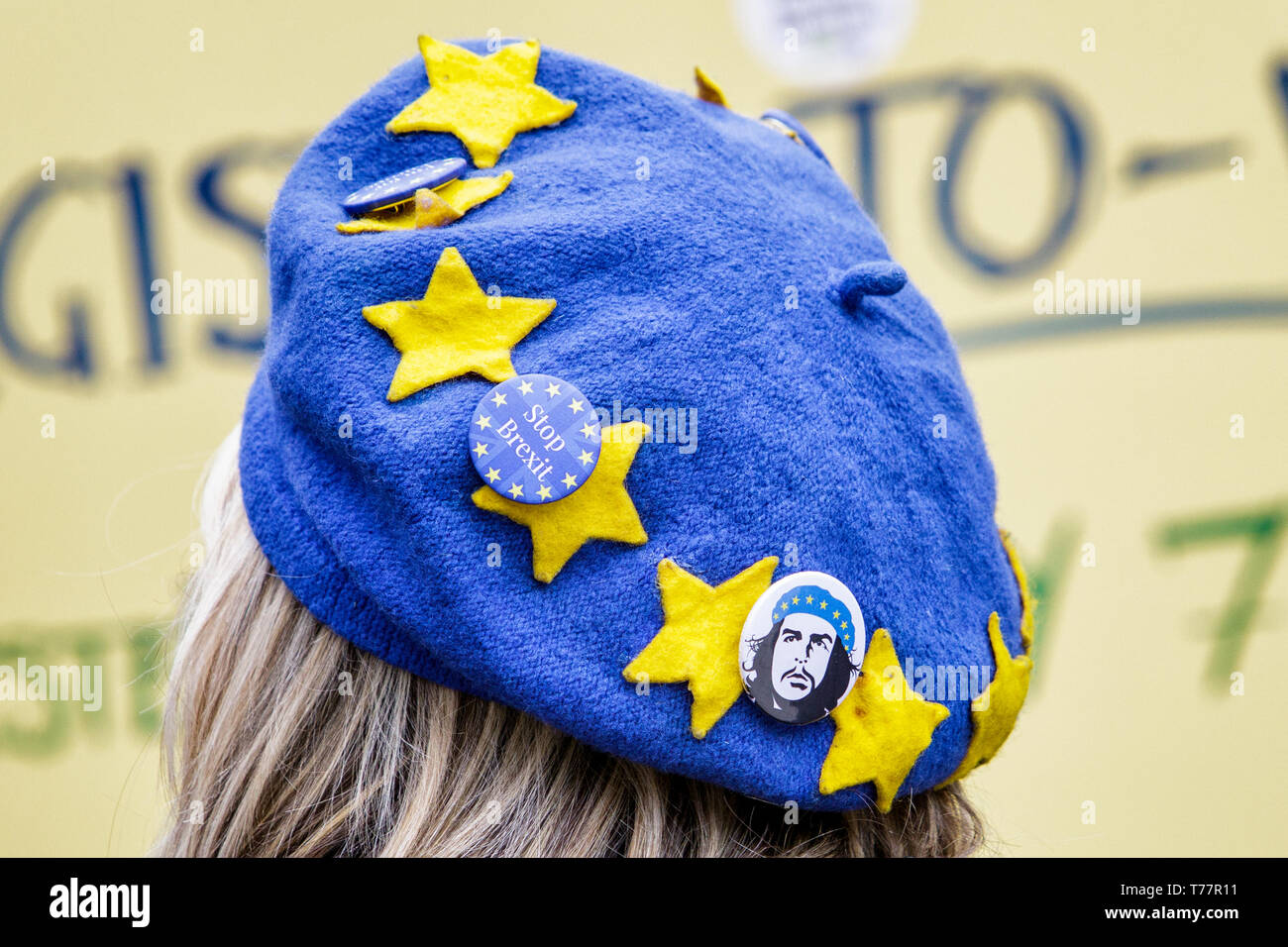 Badewanne, Somerset, UK, 5. Mai, 2019. Ein Mitglied aus der Badewanne für Europa Gruppe ist das Tragen eines bEUret/Badewanne Beret, ist eines der wichtigsten Symbole der Kampagne zu bleiben in der EU geworden, da sie Teil in einem Spaziergang durch die Straßen von Bad nehmen. Badewanne für Europa, einem nicht-partei-politische Gruppe von Freiwilligen, die sich für das Vereinigte Königreich im Herzen der Europäischen Union zu bleiben, sie sind auch eine Kampagne für einen Menschen auf der abschließenden Brexit beschäftigen. Credit: Lynchpics/Alamy leben Nachrichten Stockfoto