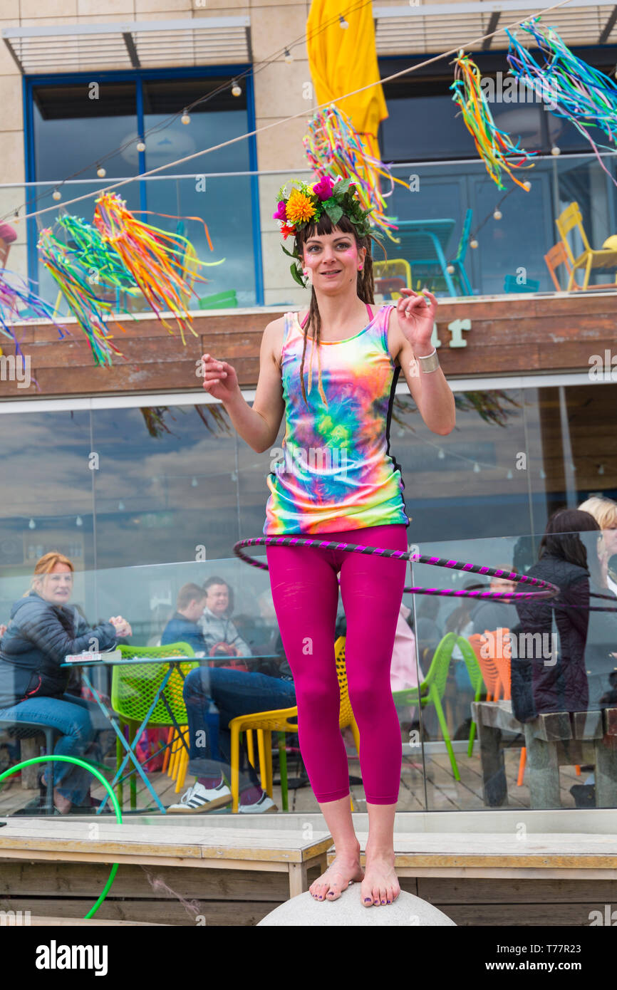 Boscombe, Bournemouth, Dorset, Großbritannien. 5. Mai 2019. Bournemouth Emerging World Fringe (BEAF) Festival zieht Besucher an Boscombe. Reefiesta Urban Reef tropische Tiki Übernahme - Lottie Lucid mit ihr Hula Hoops. Credit: Carolyn Jenkins/Alamy leben Nachrichten Stockfoto