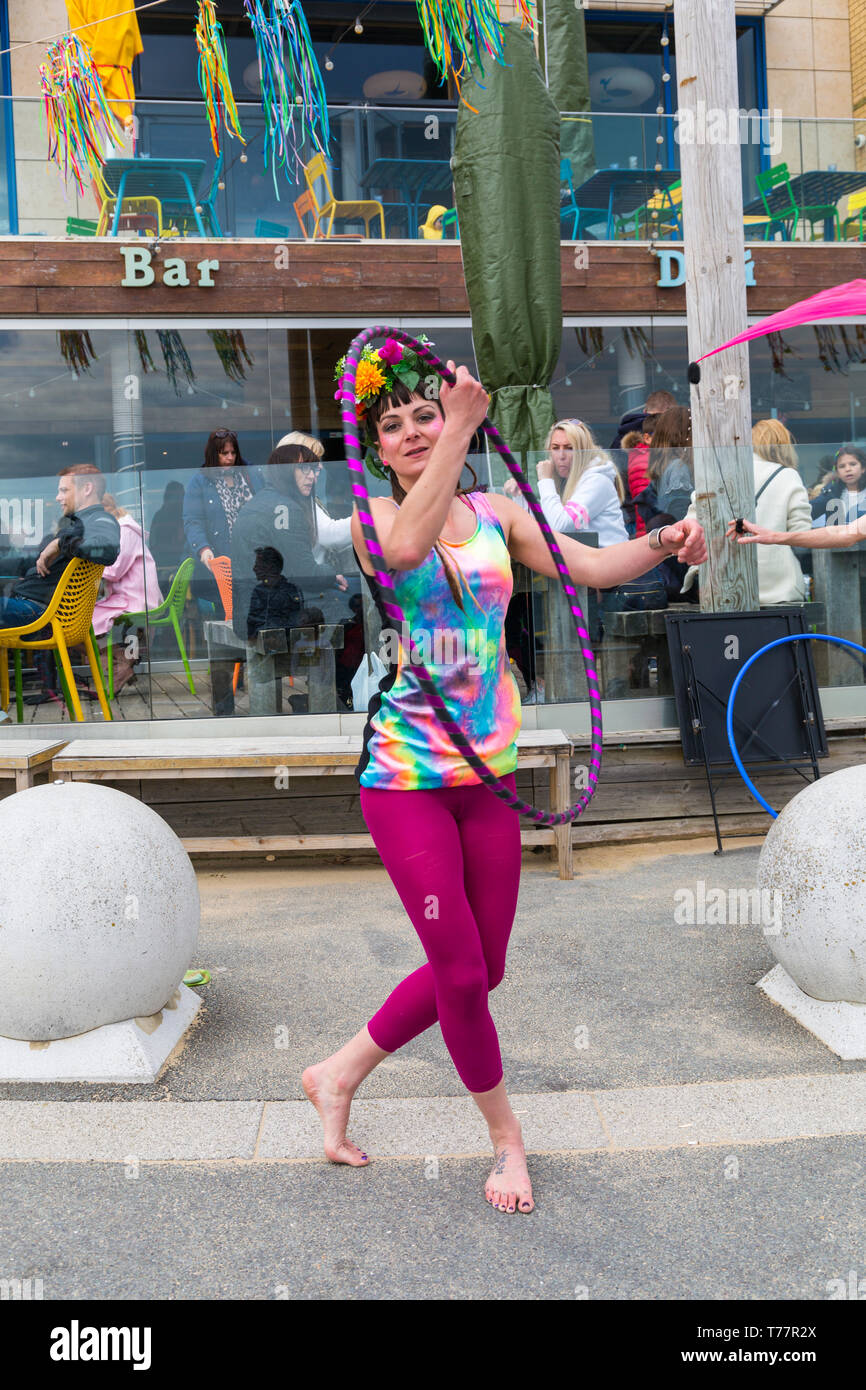 Boscombe, Bournemouth, Dorset, Großbritannien. 5. Mai 2019. Bournemouth Emerging World Fringe (BEAF) Festival zieht Besucher an Boscombe. Reefiesta Urban Reef tropische Tiki Übernahme - Lottie Lucid mit ihr Hula Hoops. Credit: Carolyn Jenkins/Alamy leben Nachrichten Stockfoto