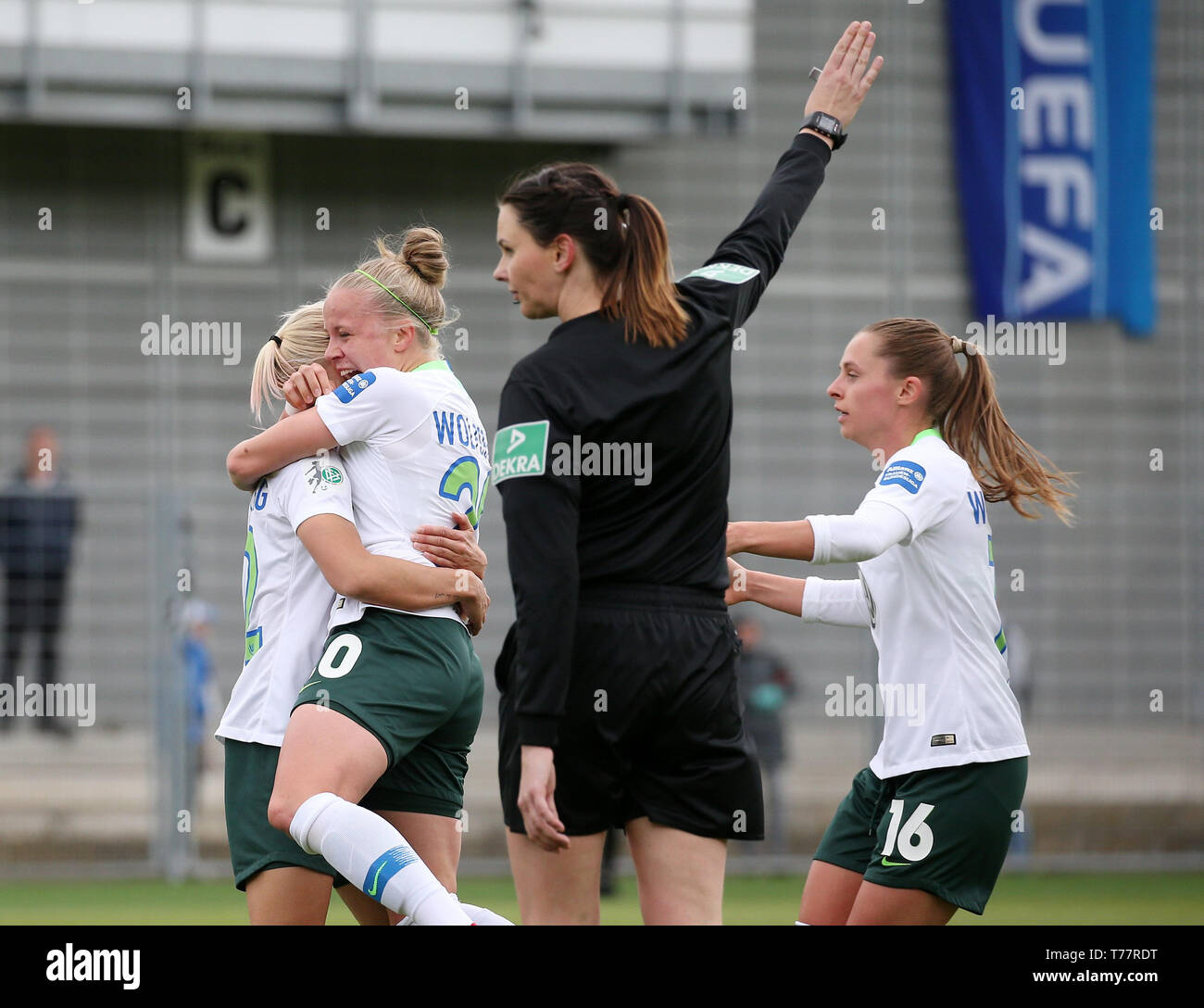 Hoffenheim, Deutschland. 05 Mai, 2019. Fußball, Frauen: Bundesliga 1899 Hoffenheim - VfL Wolfsburg, 21. Spieltag in der Dietmar-hopp-Stadion. Ziel Feier in Wolfsburg nach 0:1 durch Pia-Sophie Wolter (2. von links): Michael Deines/dpa/Alamy leben Nachrichten Stockfoto