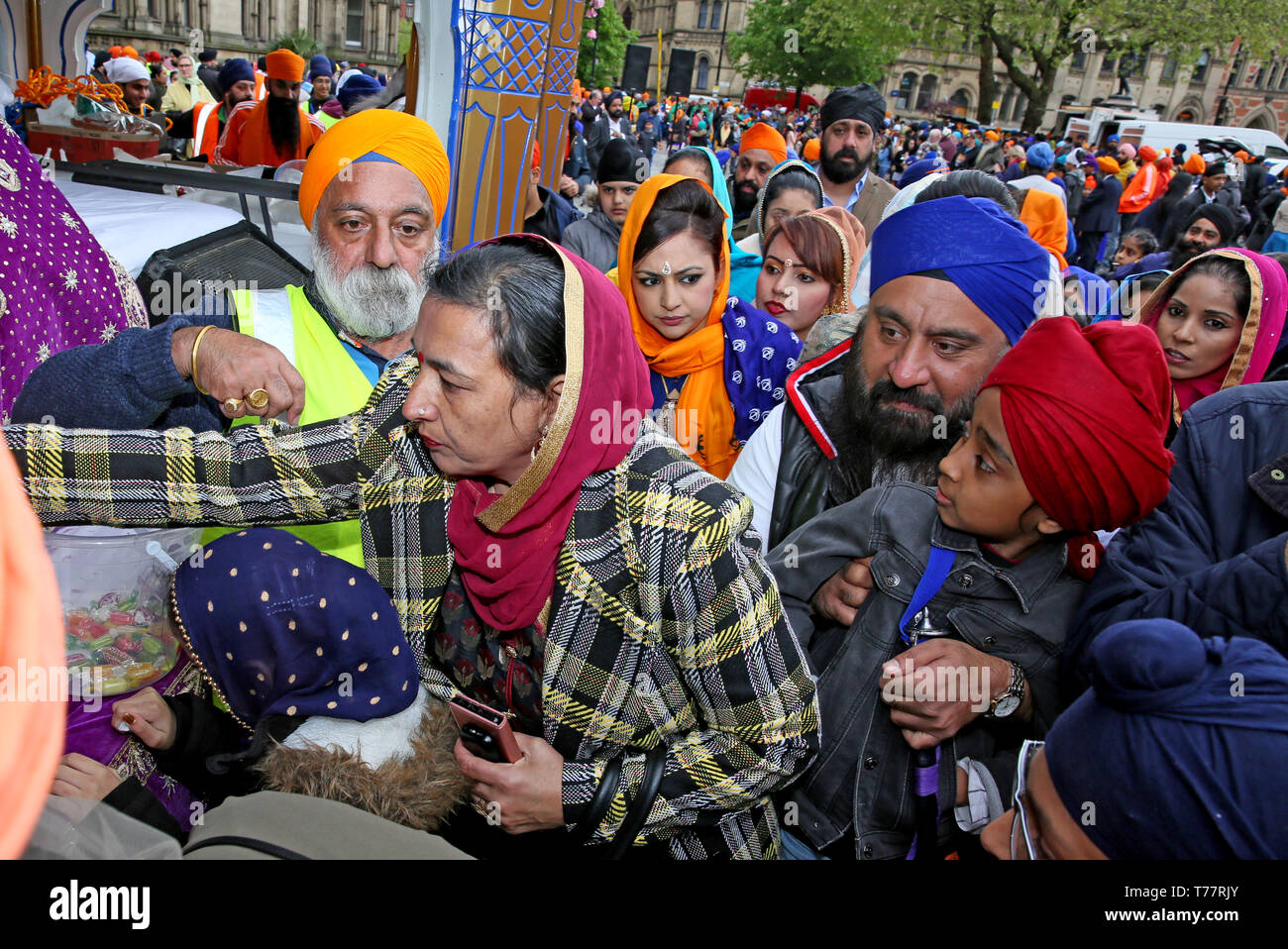 Manchester, Großbritannien. 5. Mai 2019. Hunderte von Sikhs feiern die religiöse Einhaltung der Vaisakhi, ein traditionelles Erntedankfest. Eine Prozession namens Nagar Keertan wird durch fünf Khalsa durch die Straßen geführt, wie Kehrmaschinen, bekannt als Sewedars die Straßen sauber. Manchester, UK, 5. Mai 2019 (C) Barbara Cook/Alamy Live News Credit: Barbara Koch/Alamy leben Nachrichten Stockfoto