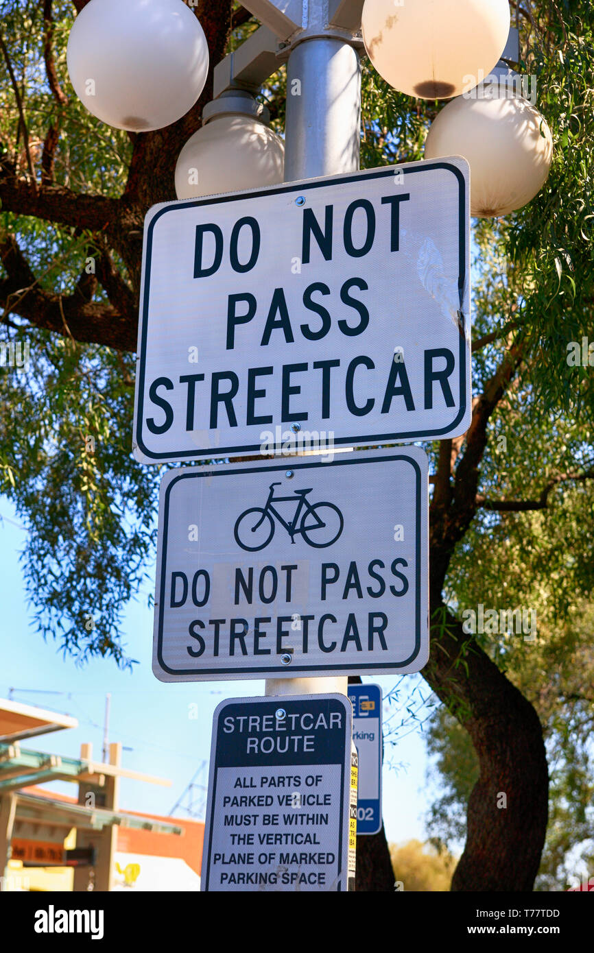 Schwarze und weiße Street Sign - Nicht Pass Straßenbahnen am 4. Ave in Tucson AZ gesehen Stockfoto