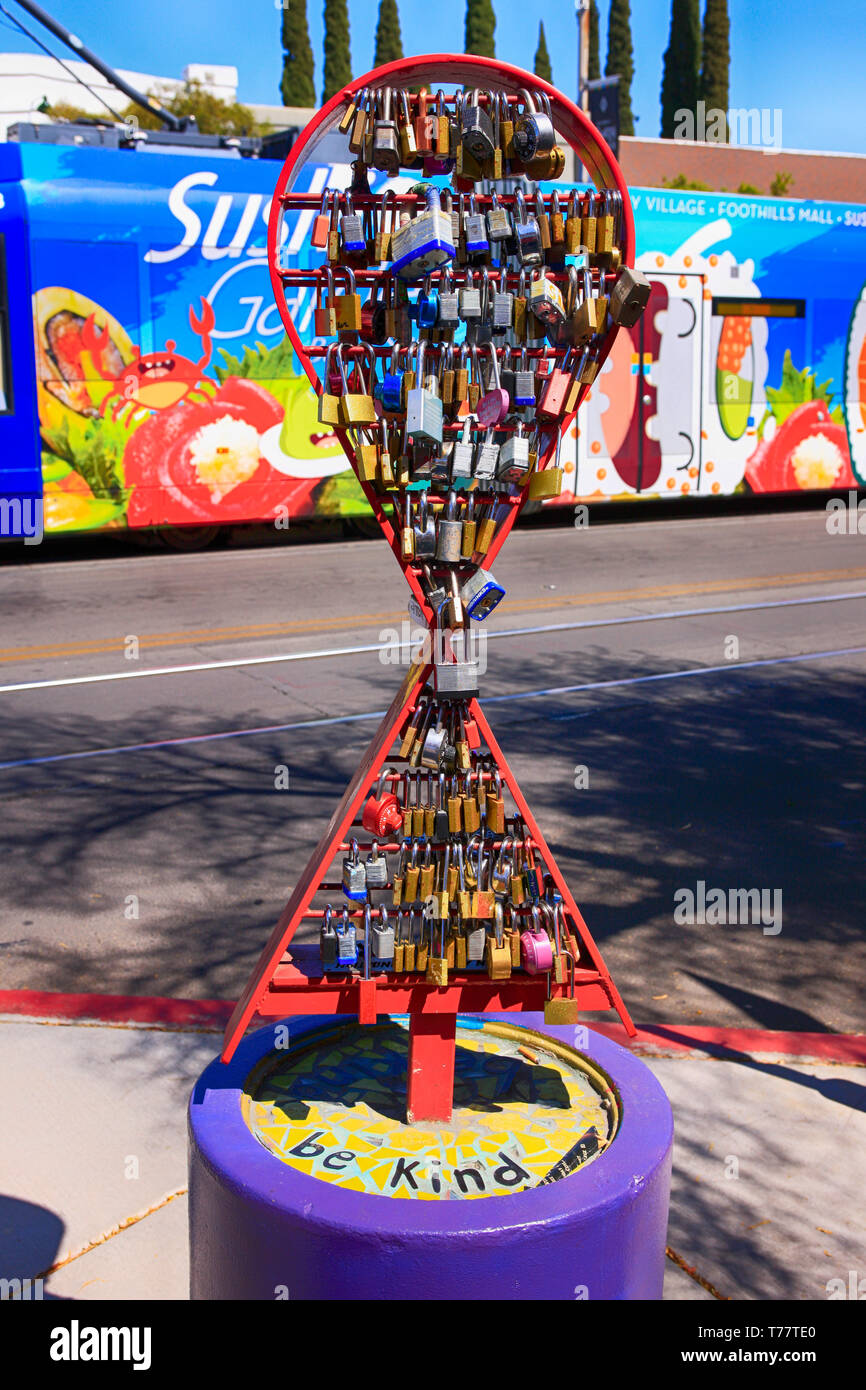 Art Vorhängeschloss Kunst auf dem Bürgersteig von 4th Ave in Tucson AZ Stockfoto