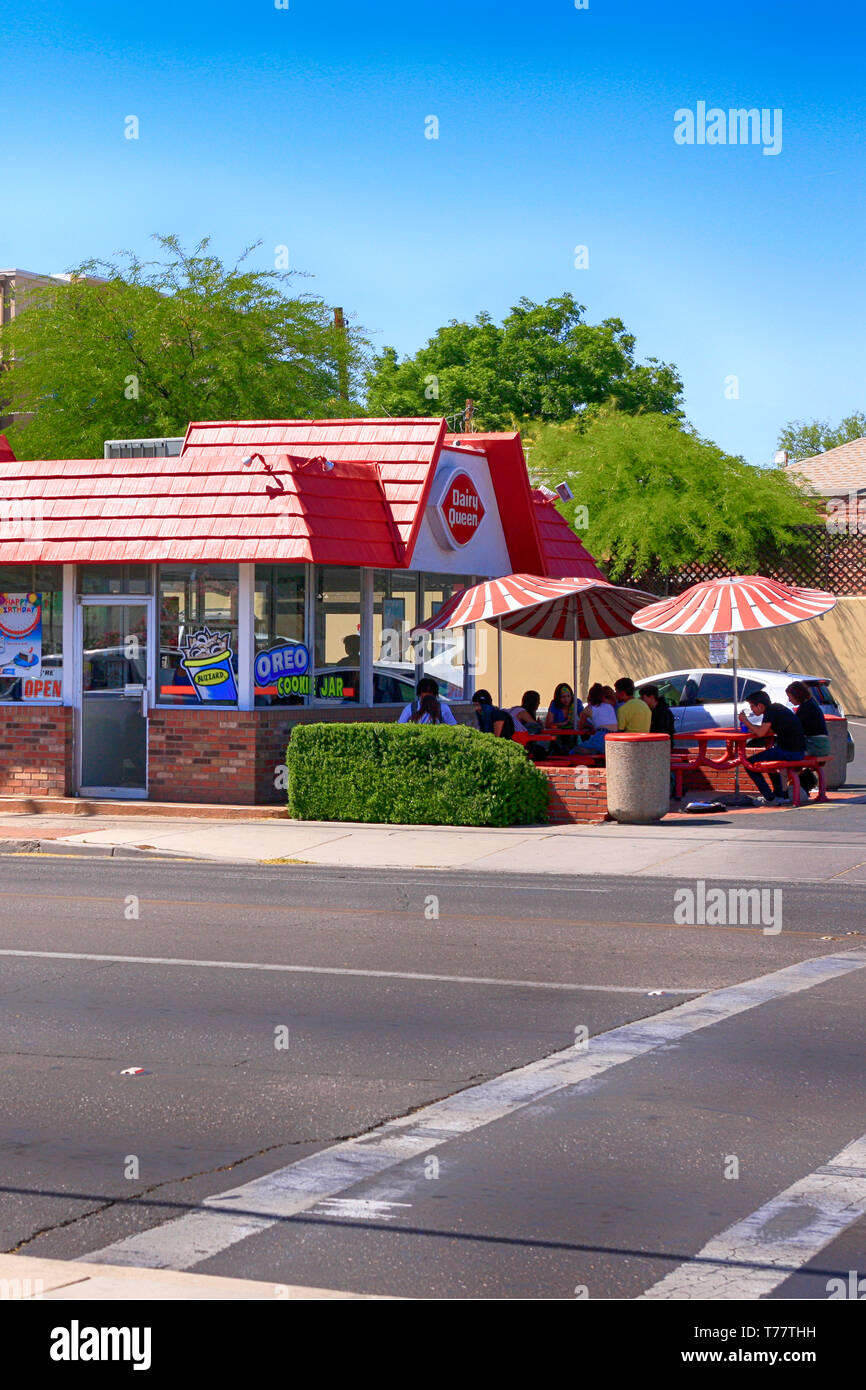 Junge Leute draußen sitzen Dairy Queen Ice Cream Shop auf E 6th St in Tucson AZ Stockfoto