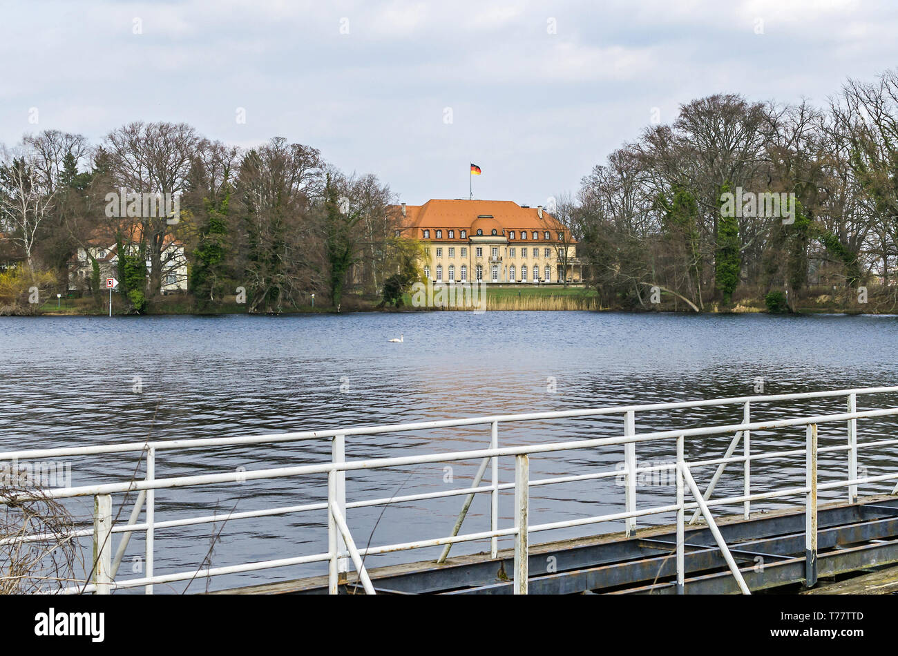 Berlin, Deutschland - 20. März 2019: Naturschutzgebiet Tegeler Forst an der Tegeler See mit der Villa Borsig Reiherwerder, das Auswärtige Mini Stockfoto