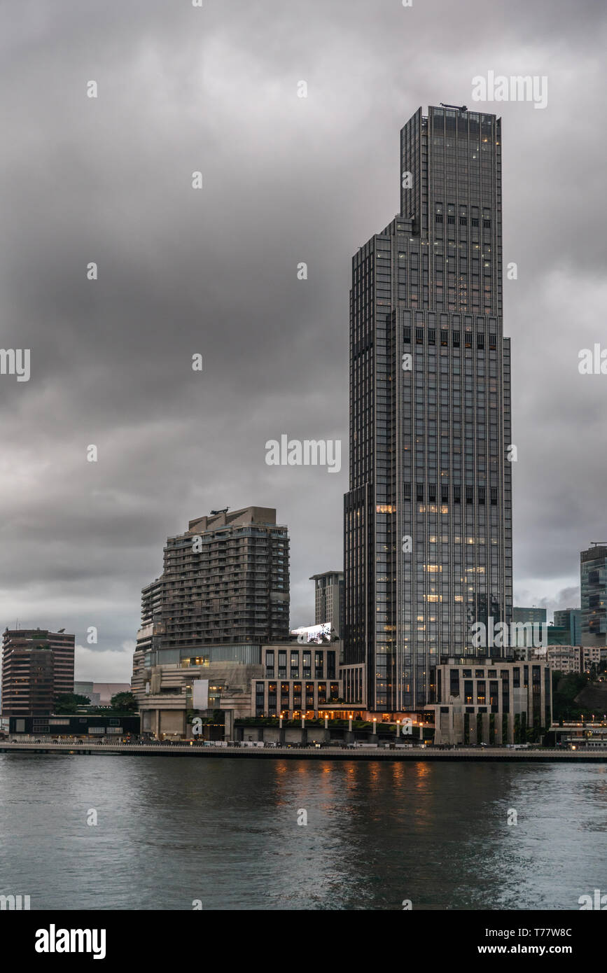 Hong Kong, China - 7. März, 2019: Sehr früh am Morgen unter dunklen regnerischen Himmel. Turm Gebäude an der Kreuzung von Salisbury und Chatham Straßen und Ave von Th Stockfoto