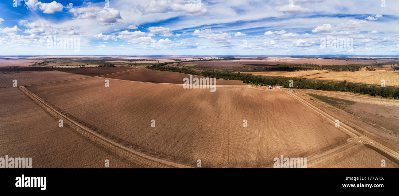 Einzelne Fernbedienung Landwirtschaft Bauernhof in Korn wachsende Region NSW, Australien. Endlose flache Ebenen mit schwarzem Boden in segmentierten Paddocks auf Ar gepflügt Stockfoto