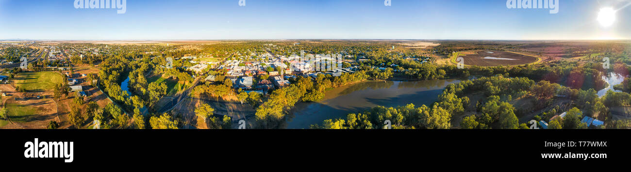 Moree Innenstadt auf Gwydir River Shores in Narrabri Shire - das Zentrum der artesischen Beckens in ländlichen Gefilde der NSW, Australien. Erhöhte Antenne breite Pano Stockfoto