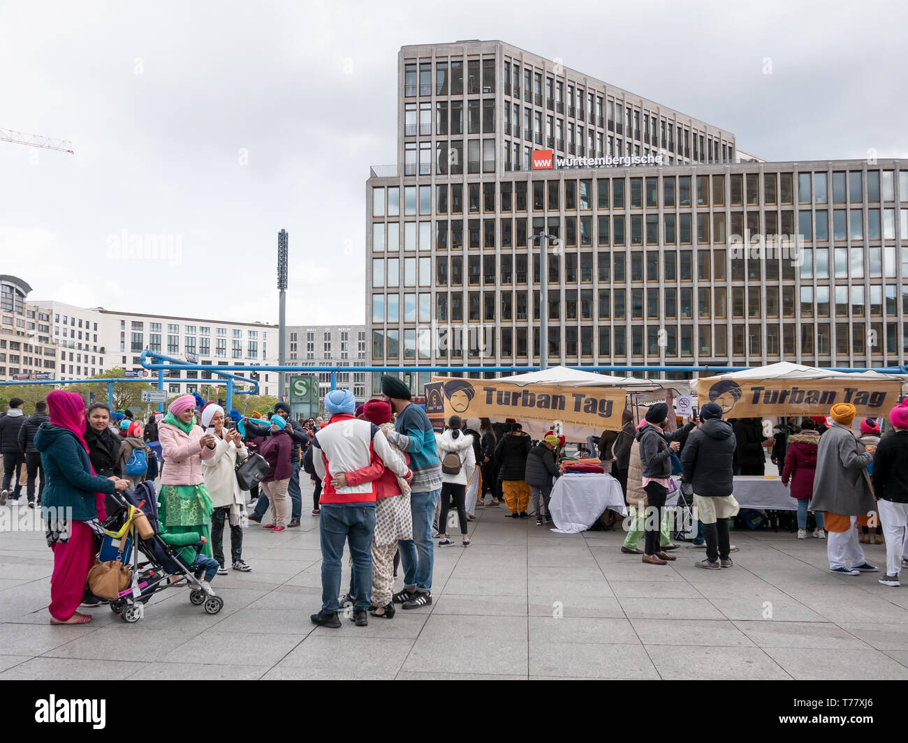 BERLIN, DEUTSCHLAND - Mai 4, 2019: Sikh feiern Turban Tag am Potsdamer Platz in Berlin, Deutschland Stockfoto
