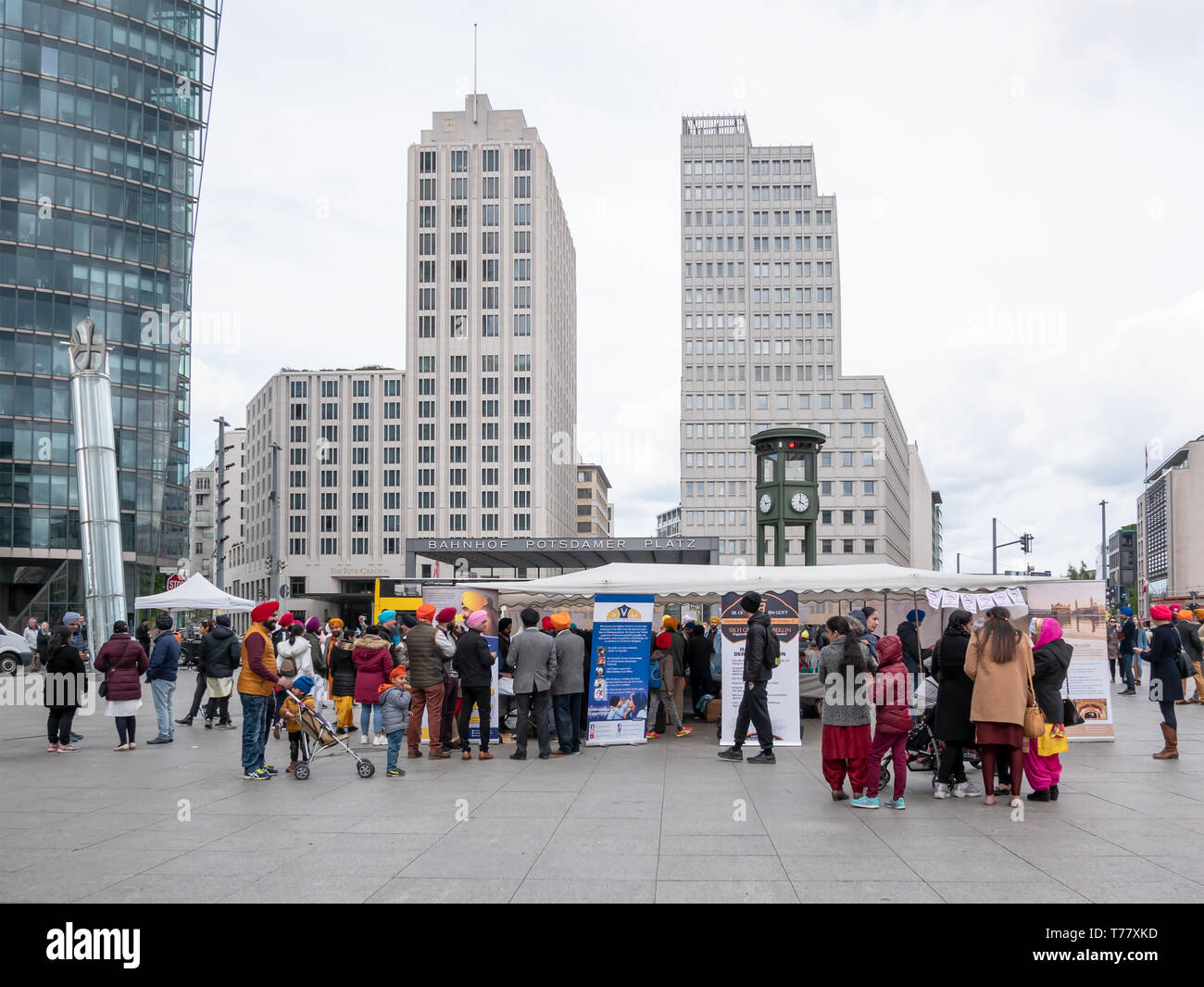 BERLIN, DEUTSCHLAND - Mai 4, 2019: Sikh feiern Turban Tag am Potsdamer Platz in Berlin, Deutschland Stockfoto