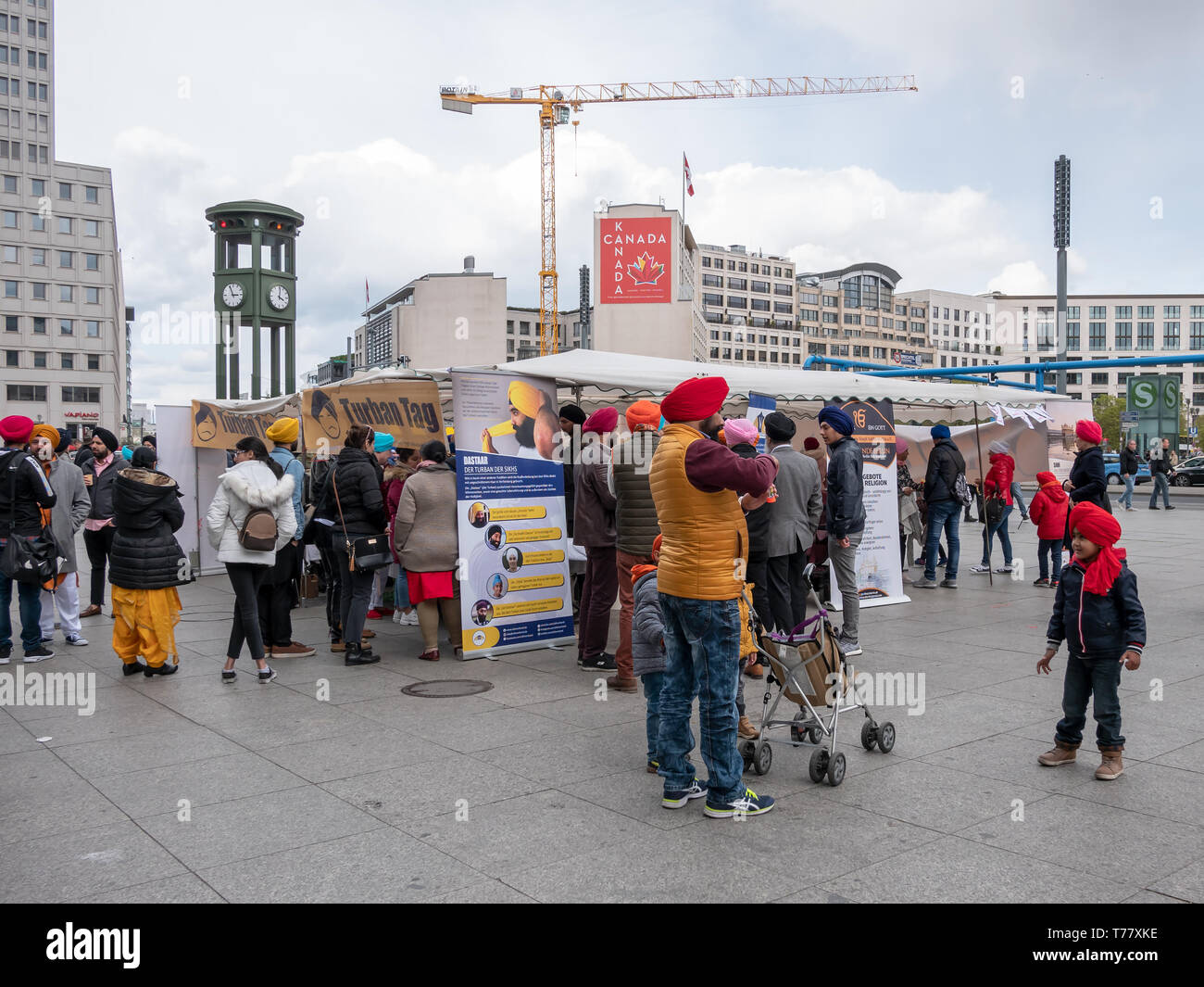 BERLIN, DEUTSCHLAND - Mai 4, 2019: Sikh feiern Turban Tag am Potsdamer Platz in Berlin, Deutschland Stockfoto