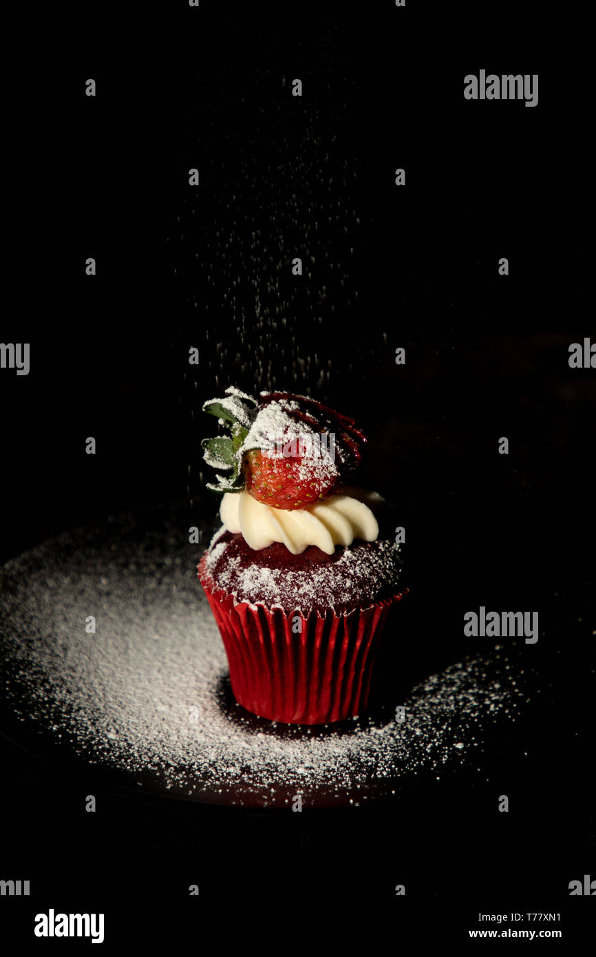 Erdbeer und Schokolade Cupcake wth dunklen Hintergrund und Copyspace Stockfoto