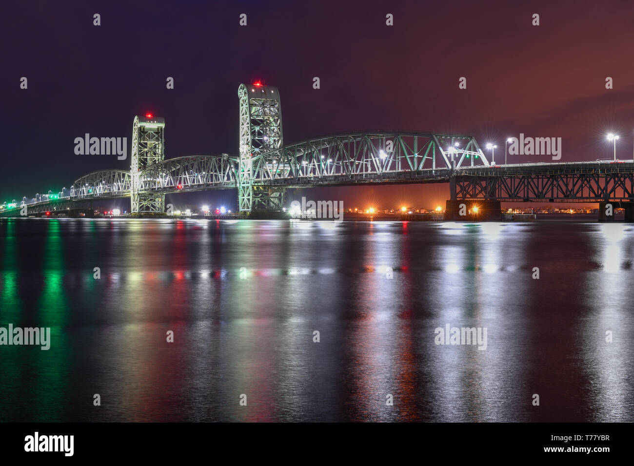 Marine Parkway-Gil Hodges Memorial Bridge von Rockaway, Königinnen in der Nacht gesehen. Gebaut und wurde im Jahr 1937 eröffnet, es war der längste Vertikale-lift Span in t Stockfoto