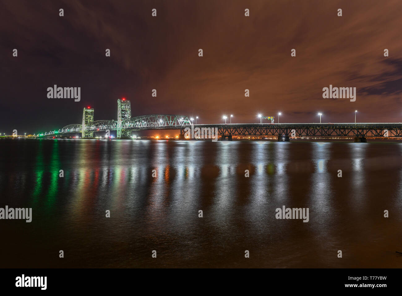 Marine Parkway-Gil Hodges Memorial Bridge von Rockaway, Königinnen in der Nacht gesehen. Gebaut und wurde im Jahr 1937 eröffnet, es war der längste Vertikale-lift Span in t Stockfoto