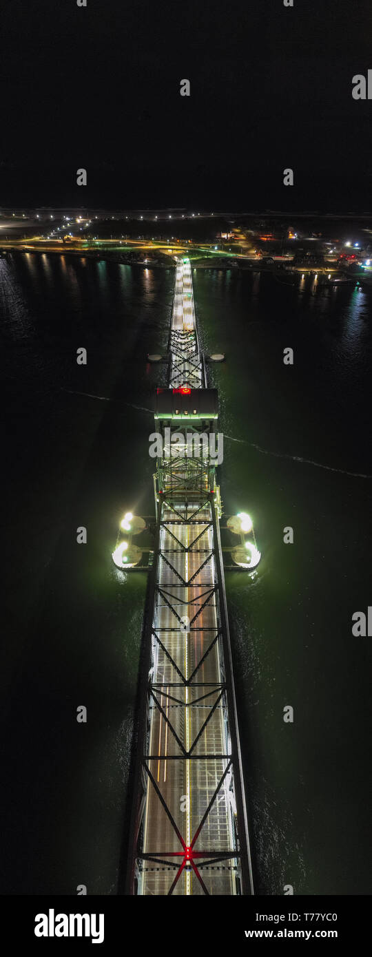 Marine Parkway-Gil Hodges Memorial Bridge von Rockaway, Königinnen in der Nacht gesehen. Gebaut und wurde im Jahr 1937 eröffnet, es war der längste Vertikale-lift Span in t Stockfoto