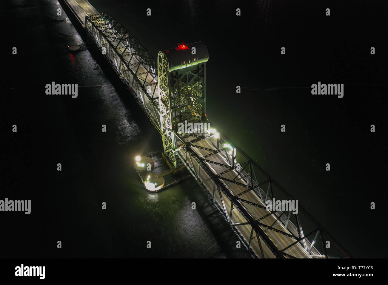 Marine Parkway-Gil Hodges Memorial Bridge von Rockaway, Königinnen in der Nacht gesehen. Gebaut und wurde im Jahr 1937 eröffnet, es war der längste Vertikale-lift Span in t Stockfoto