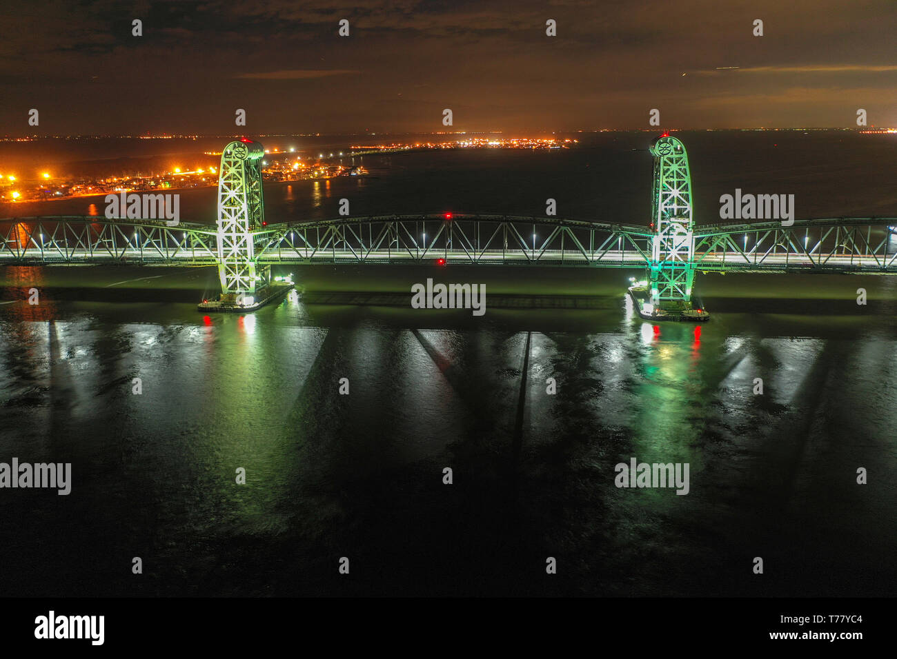 Marine Parkway-Gil Hodges Memorial Bridge von Rockaway, Königinnen in der Nacht gesehen. Gebaut und wurde im Jahr 1937 eröffnet, es war der längste Vertikale-lift Span in t Stockfoto