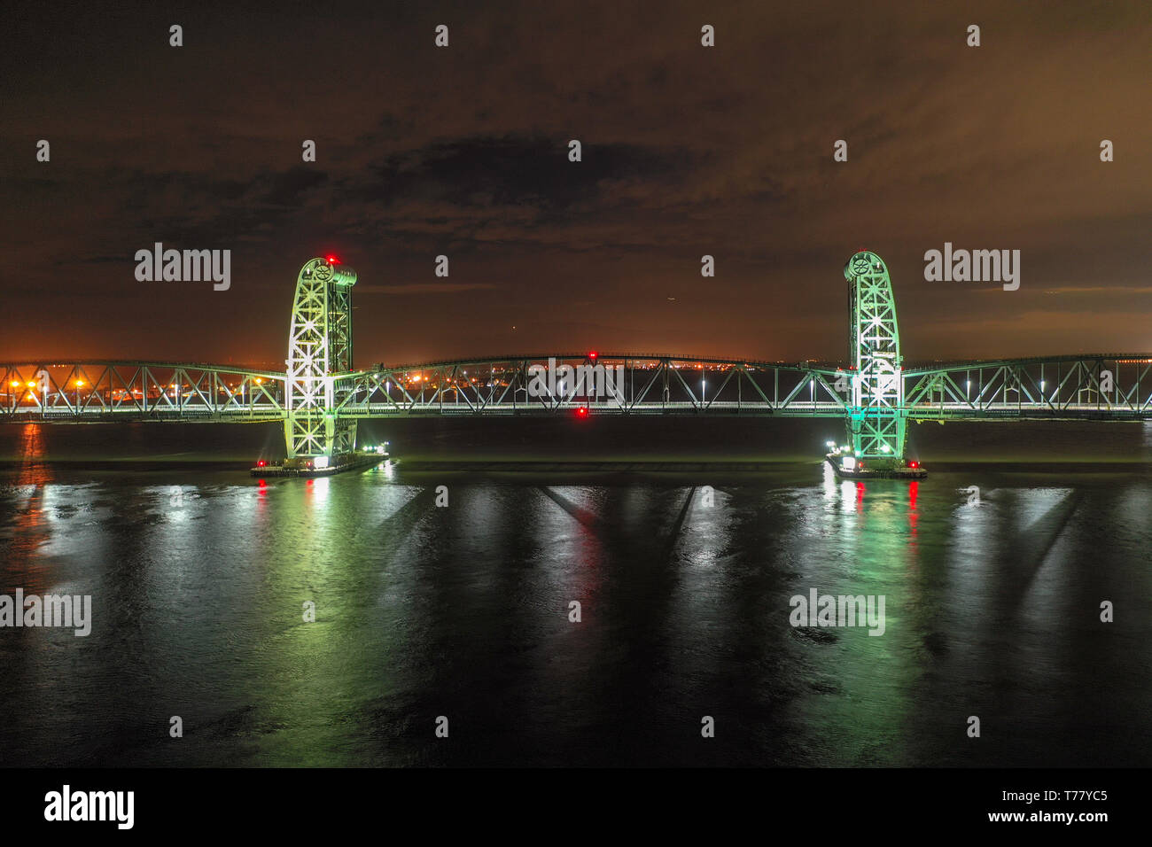 Marine Parkway-Gil Hodges Memorial Bridge von Rockaway, Königinnen in der Nacht gesehen. Gebaut und wurde im Jahr 1937 eröffnet, es war der längste Vertikale-lift Span in t Stockfoto