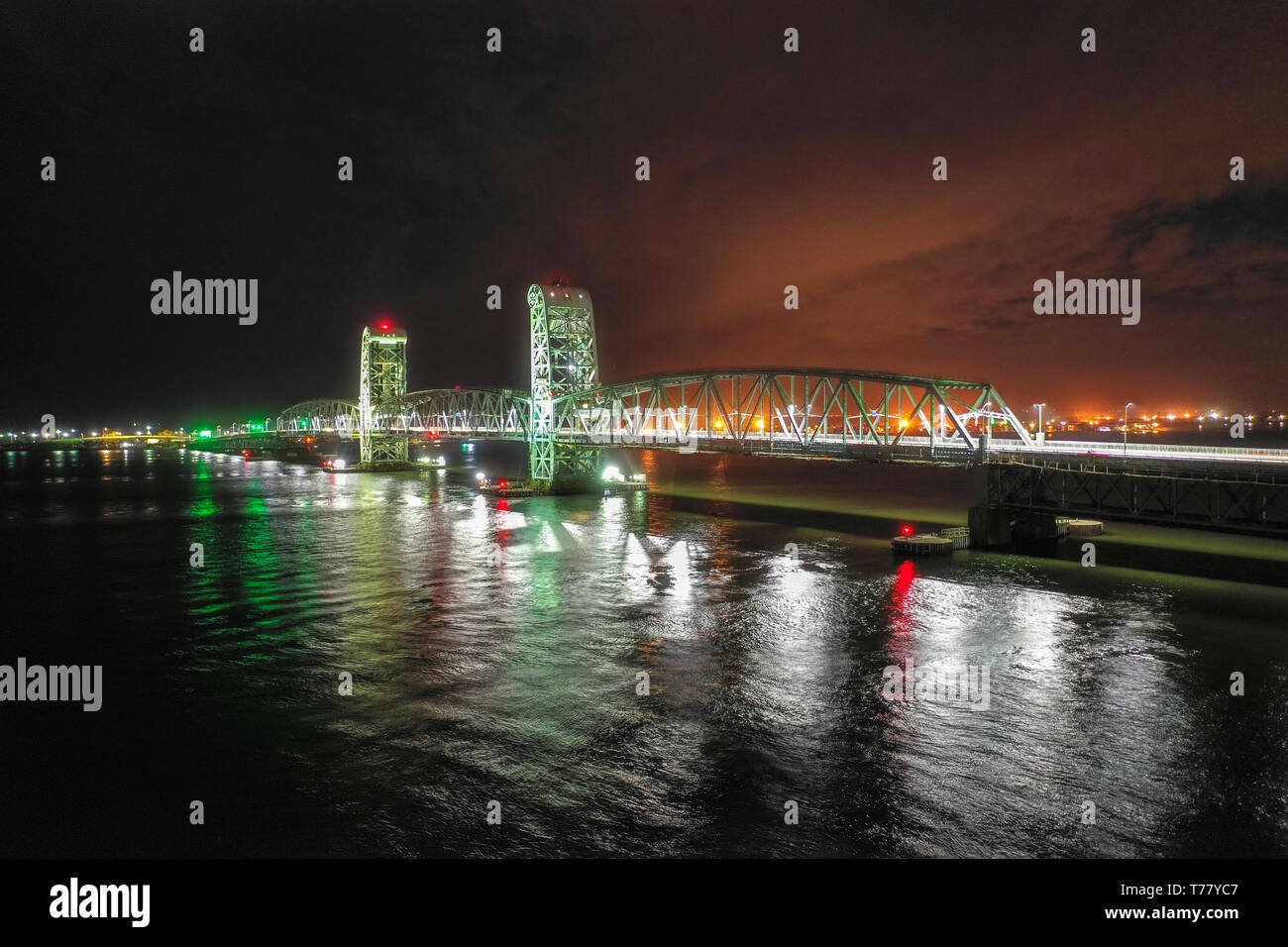 Marine Parkway-Gil Hodges Memorial Bridge von Rockaway, Königinnen in der Nacht gesehen. Gebaut und wurde im Jahr 1937 eröffnet, es war der längste Vertikale-lift Span in t Stockfoto