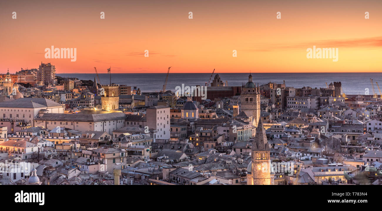 Genua, Italien: schöne Sonnenuntergang Antenne Panoramablick von Genua historische Altstadt (Kathedrale San Lorenzo, den Dom, Palazzo Ducale), das Meer und den Hafen Stockfoto