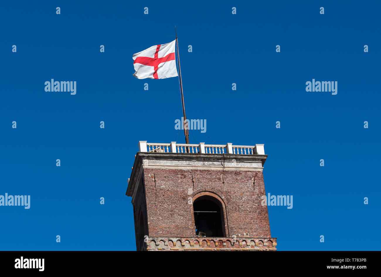 Genua, Genua, Italien, wehende Flagge, Croce di San Giorgio (rotes Kreuz auf weißem Hintergrund) auf der Spitze des Torre Grimaldina, Palazzo Ducale Turm, Doge's Palace Stockfoto